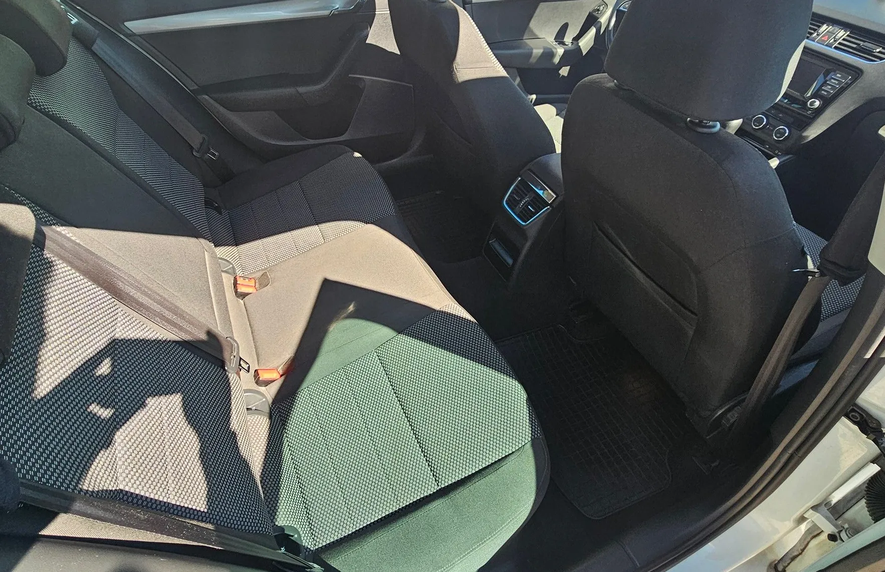 Zunanja slika - Škoda Octavia - Combi 1.6 TDI -PANORAMA-KAMERA-PDC-ODLIČNA-KREDIT - 2