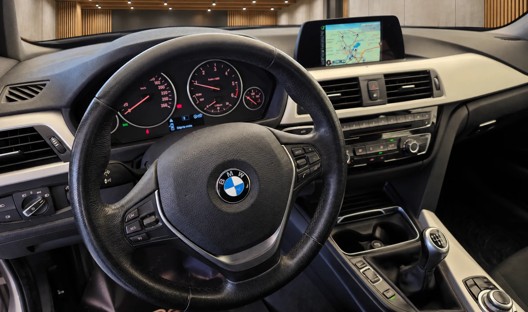 Notranja slika - BMW serija 3 Gran Turismo: - 318d Gran Turismo Brez pologa do 84 obrokov - 14