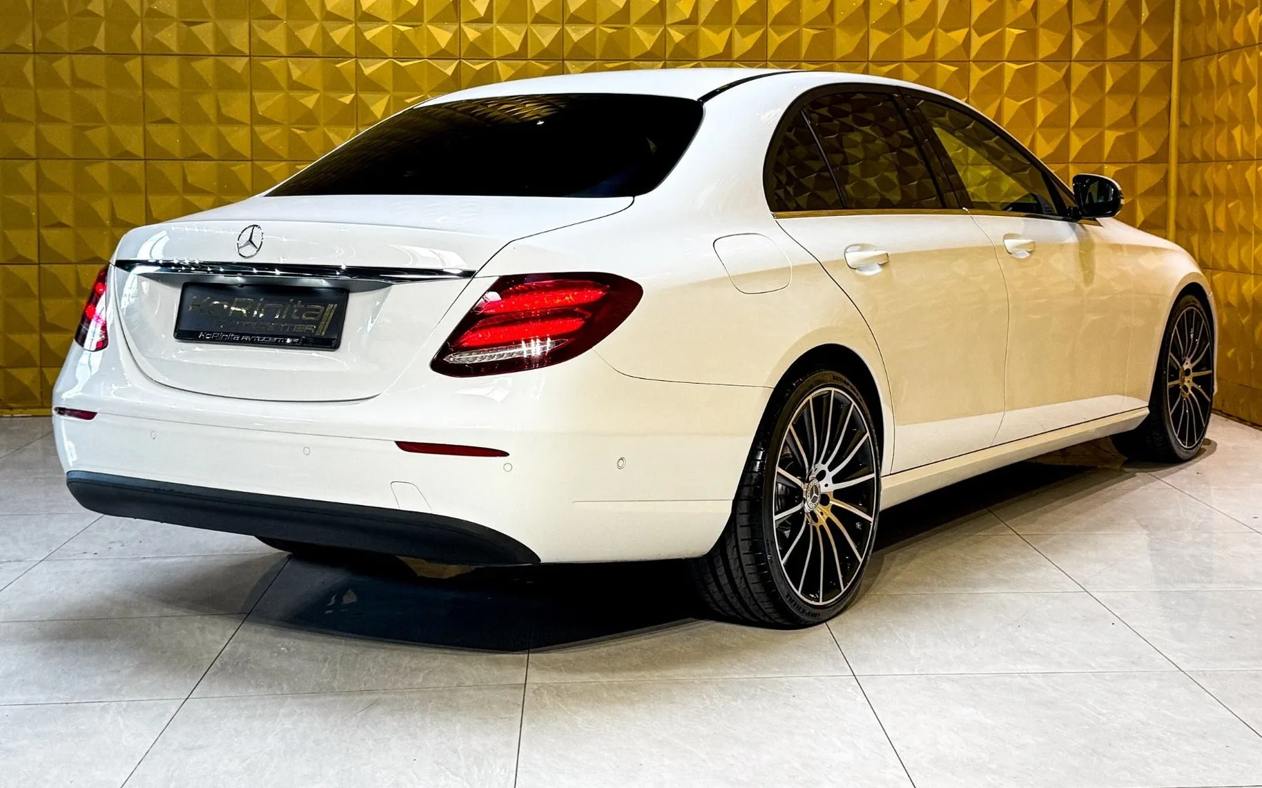 Notranja slika - Mercedes-Benz E-Razred - E200d AUT. KLJUKA-KAMERA-GRETJE-NAVI-TEMP... - 11
