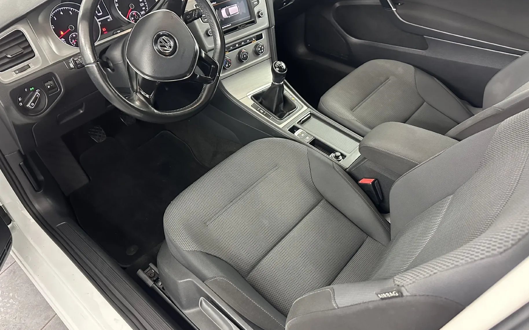 Notranja slika - VW Golf - 1.2 TSI Comfortline 81 KW.BENCIN.SAMO 75.000 KM - 20