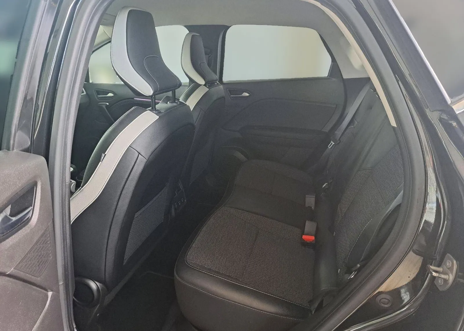 Notranja slika - Renault Captur - E-Tech HYBRID Avt.-KAMERA-1 LASTNIK-FUL LED - 11