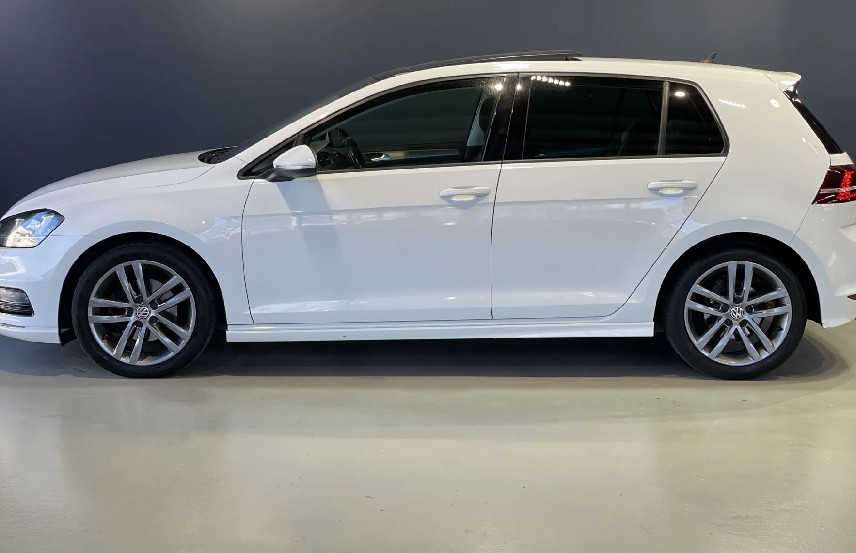 Zunanja slika - VW Golf - 1.LASTNIK-R LINE-PANORAMA-KAMERA-LED-TEMPOMAT-ALU - 5