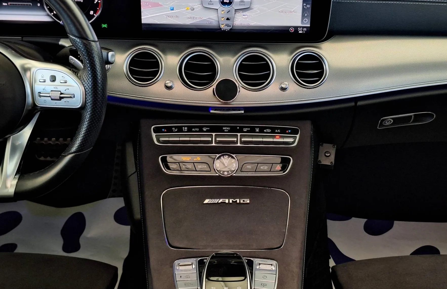 Zunanja slika - Mercedes-Benz E-Razred - 220d E63 LOOK•V8 SOUND•PANORAMA•BURMESTER•AMBIENT• - 12