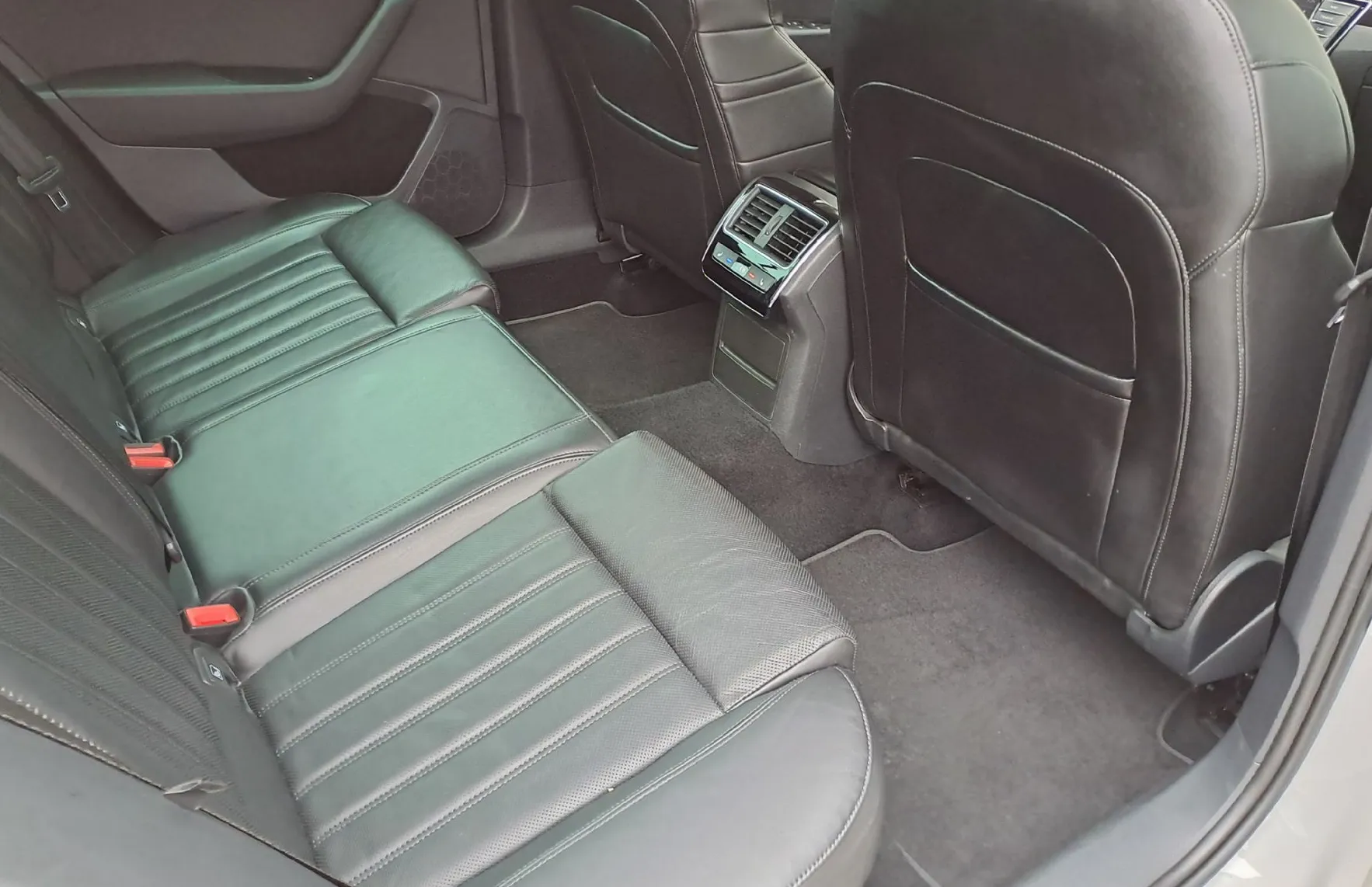 Zunanja slika - Škoda Superb - 2.0 TDI L K Combi 110 kW - 8