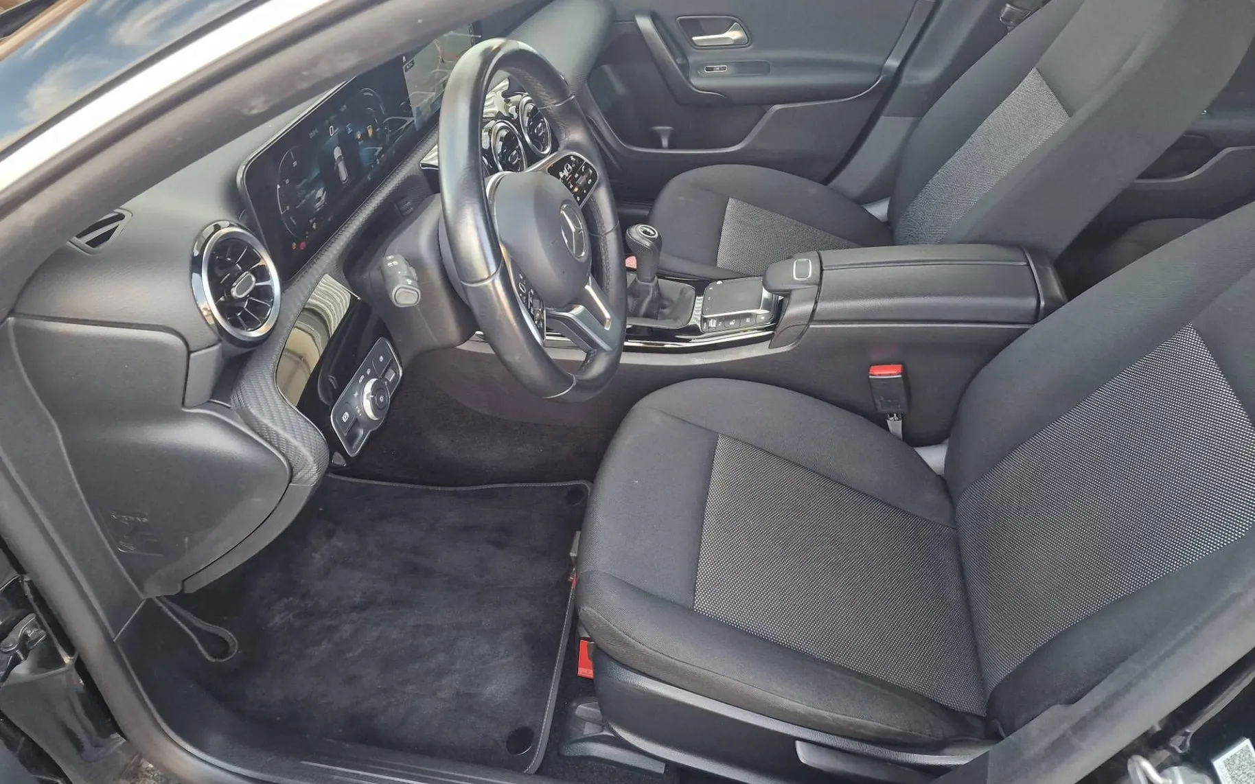Notranja slika - Mercedes-Benz CLA Shooting Brake - 180 d POLOG 1500 REDNO SERVISIRAN - 9