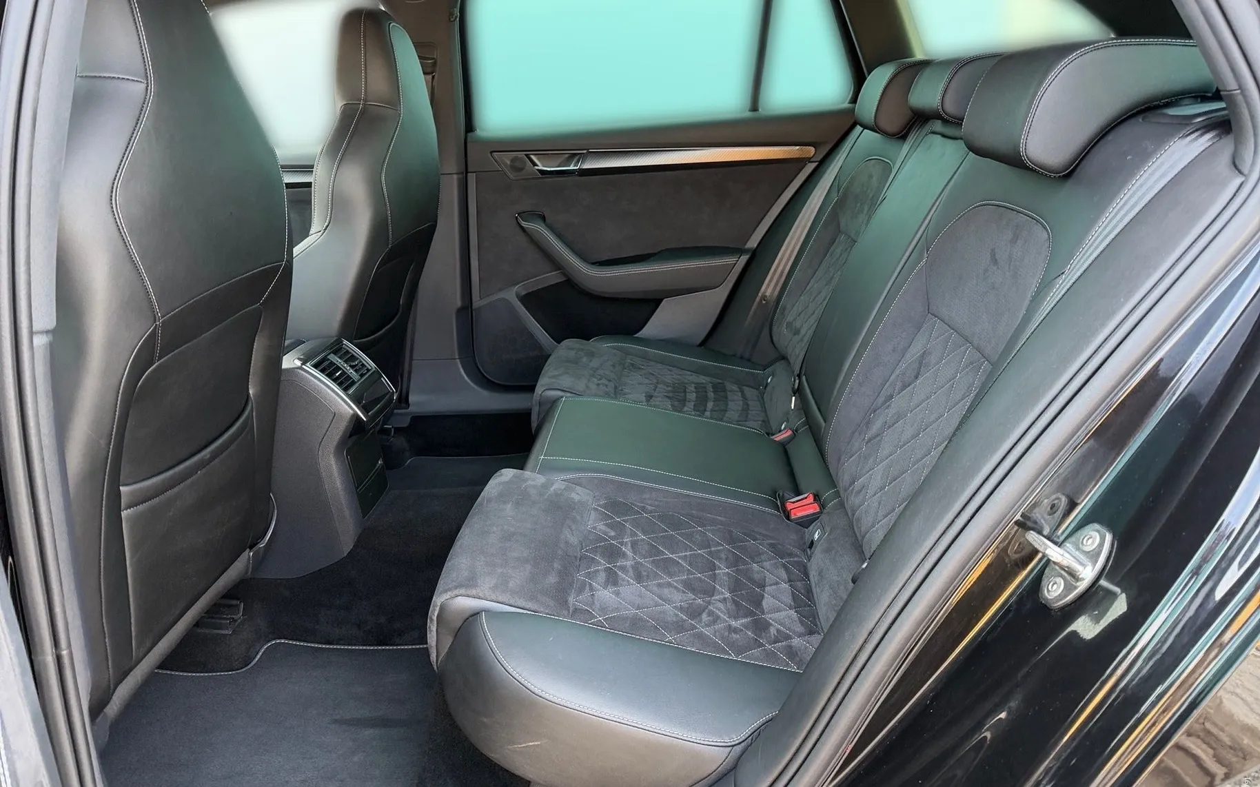 Notranja slika - Škoda Superb - 2.0 TDI Sportline Combi DSG 147kW-Matrix-Kamera... - 11