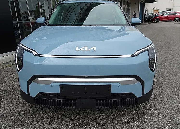 Zunanja slika - KIA EV3 - 58.3 kWh baterija. 150 kW  204 KM  Sky NA ZALOGI - 2