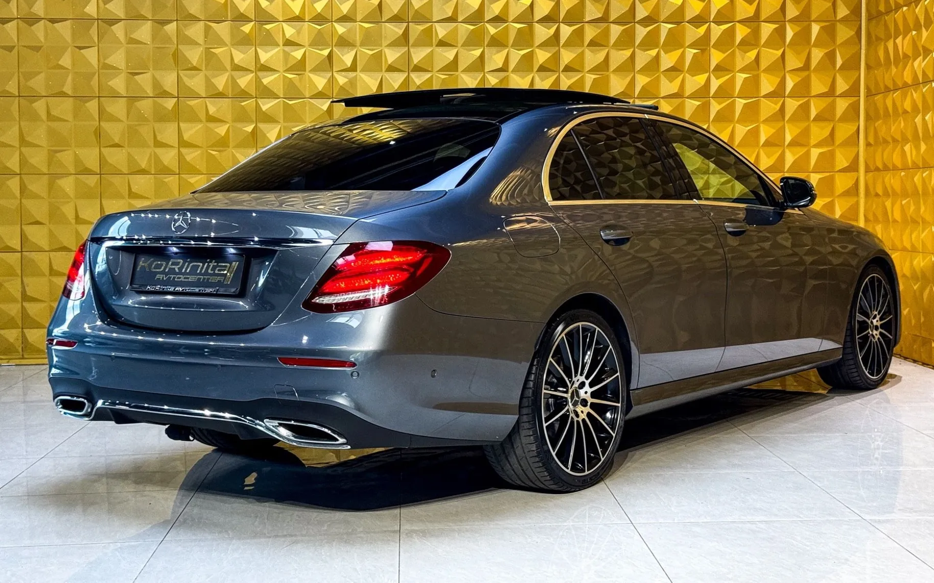 Notranja slika - Mercedes-Benz E-Razred - E200d AMG Line-PANO-KAMERA-GRETJE-AMBI - 11