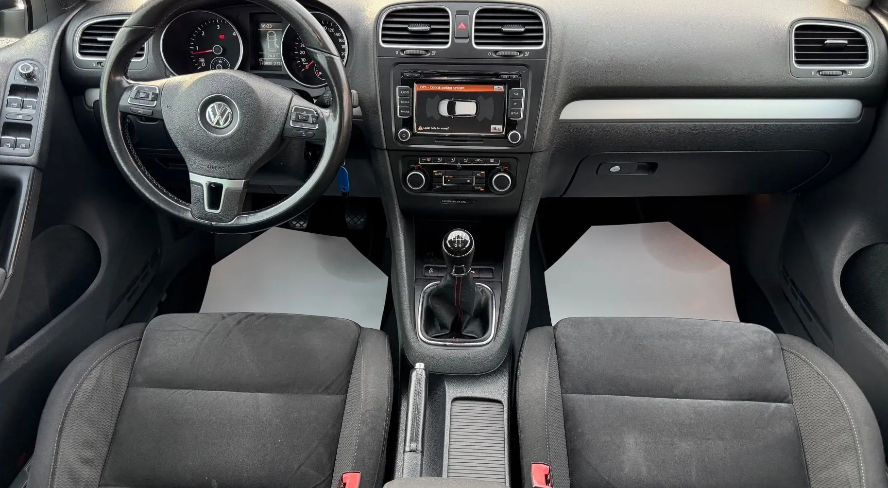 Notranja slika - Volkswagen Golf - Highline 1.6 TDI - 11