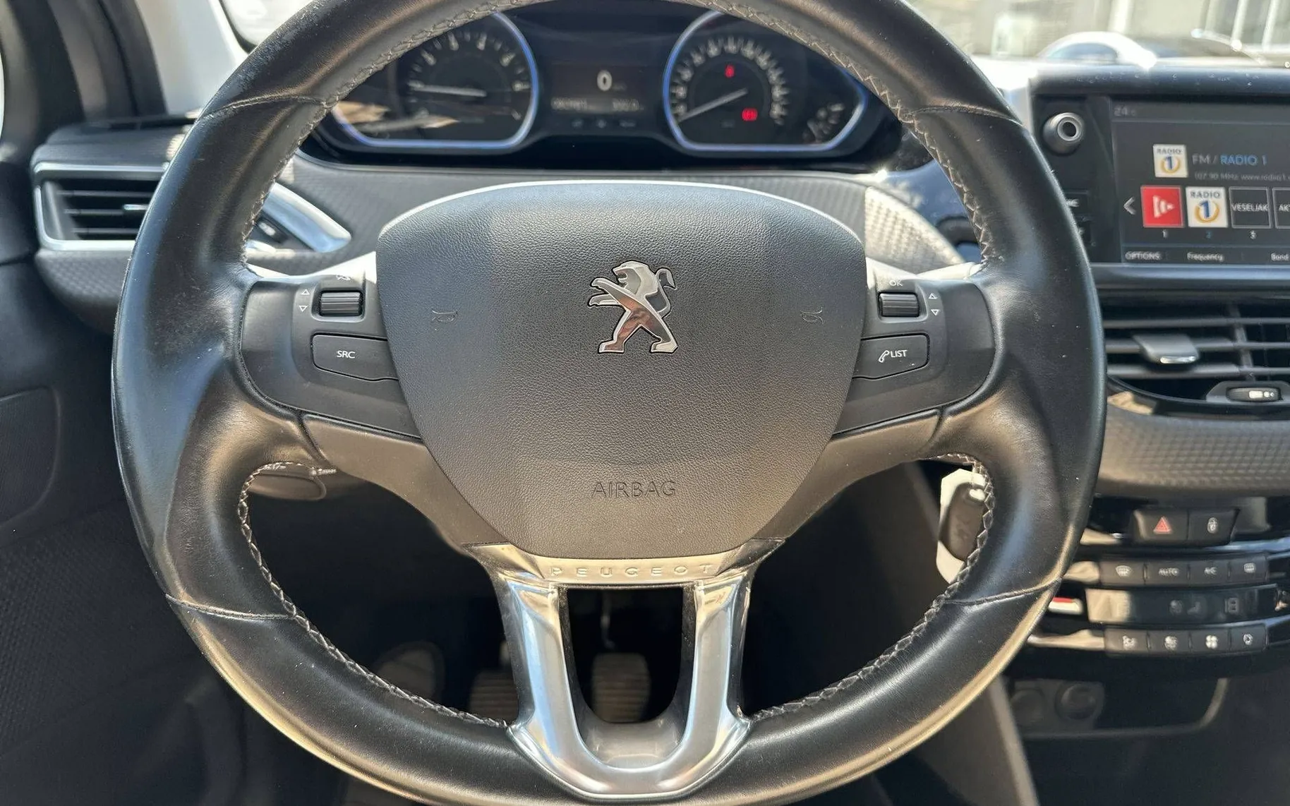 Notranja slika - Peugeot 2008 - 1.2 PureTech 130 S S Allure - 14