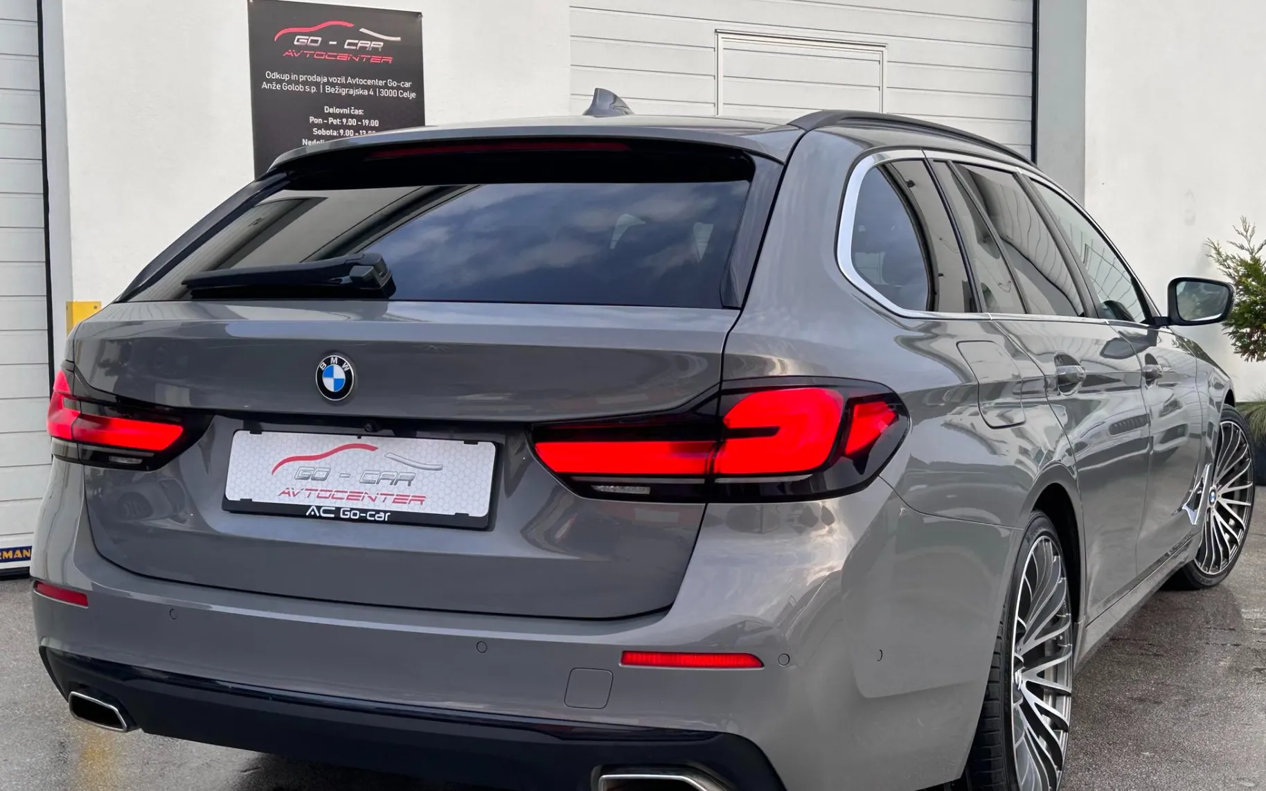 Zunanja slika - BMW Serija 5 - 5 Series Touring 520D AUT. - 4