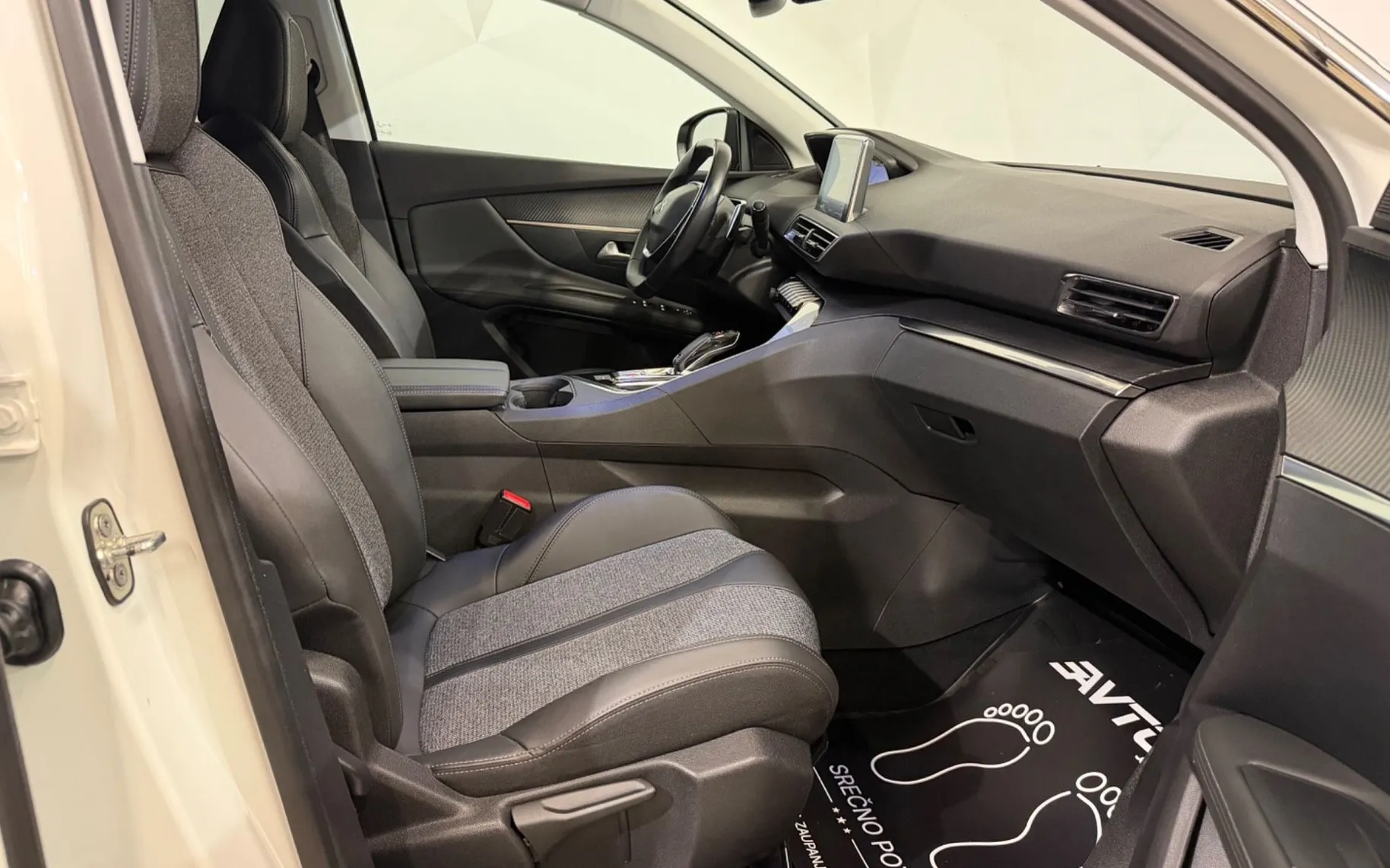 Notranja slika - Peugeot 3008 - 1.2i-ALLURE-VIRTUAL-FULL LED-KAMERA-NAVI-TEMPOMAT. - 10