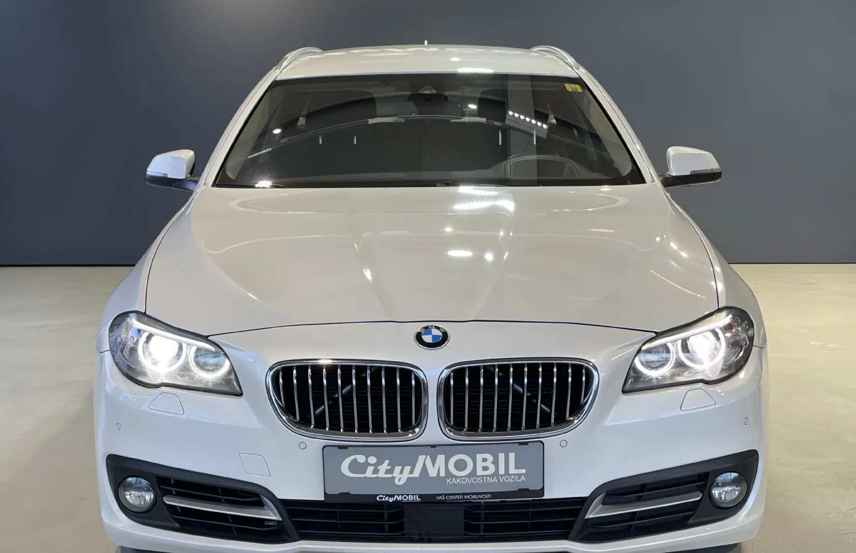 Zunanja slika - BMW Serija 5 - Touring: 520d-HEADUP-VIRTUAL-LANE-NAVI-RADAR-KAMERA-LED- - 2