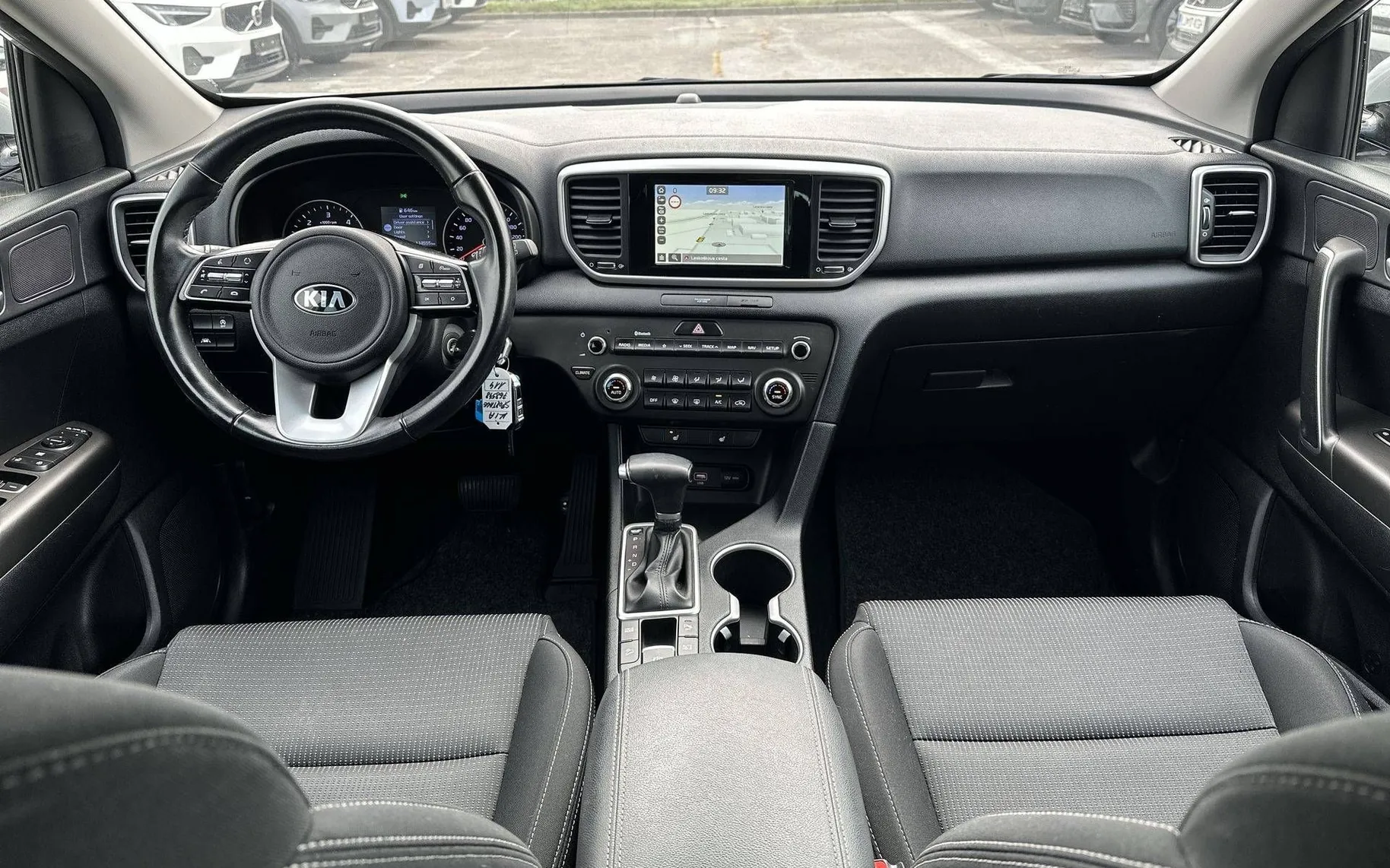 Notranja slika - KIA Sportage - 2WD 1.6 CRDI EX Fresh ISG DCT - 19