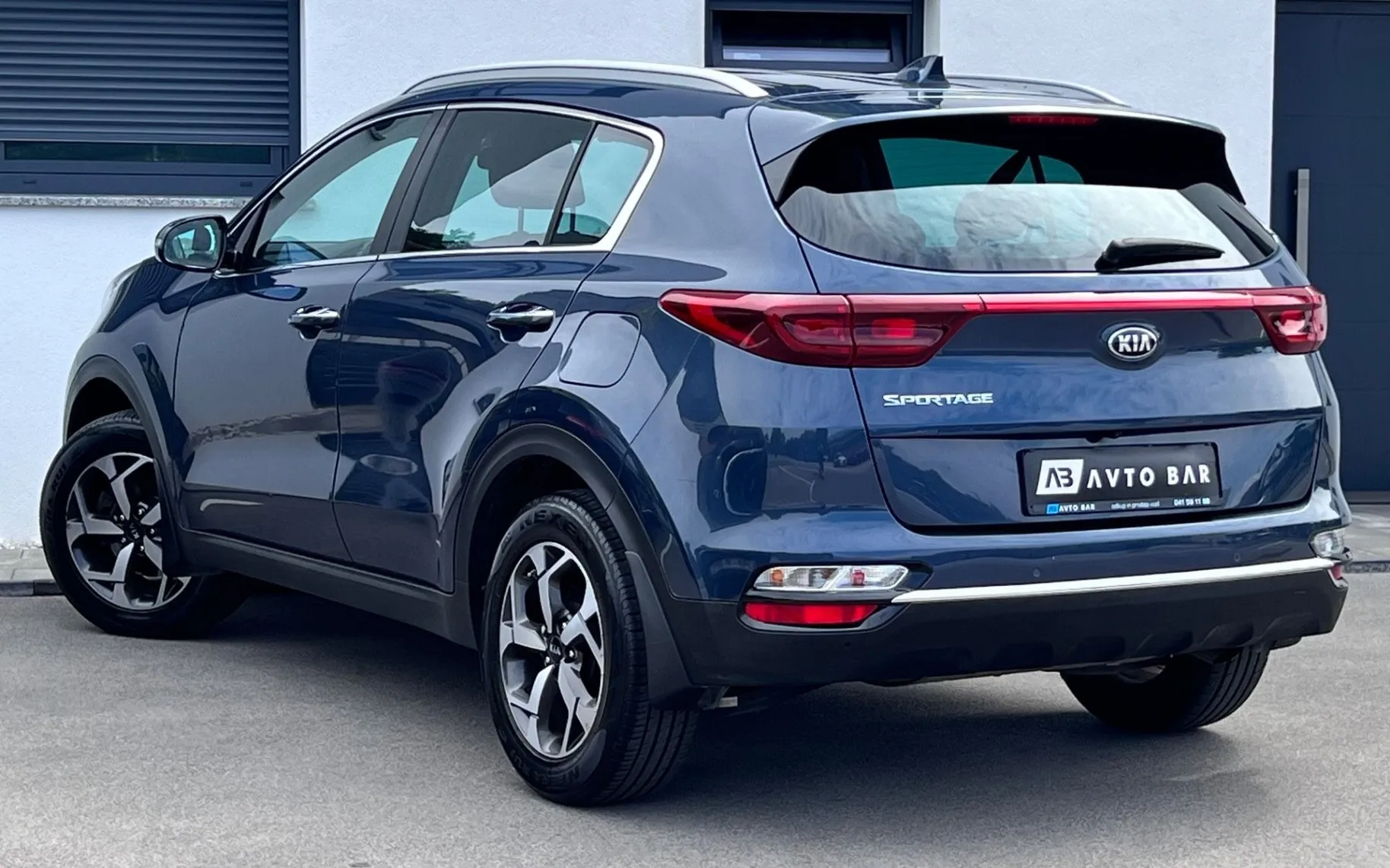 Notranja slika - KIA Sportage - 2WD 1.6 GDI+1. LAST+SLO+NAVI+PDC - 8
