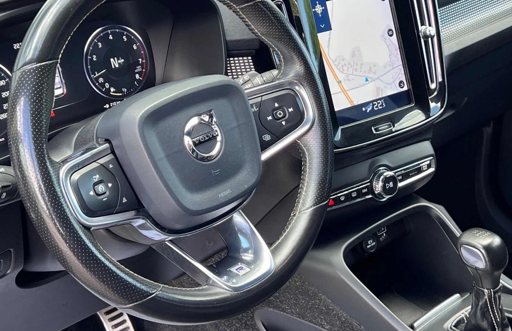 Zunanja slika - Volvo XC40 - T3 R-design+ALU+LED+HI-FI+KLJUKA - 12