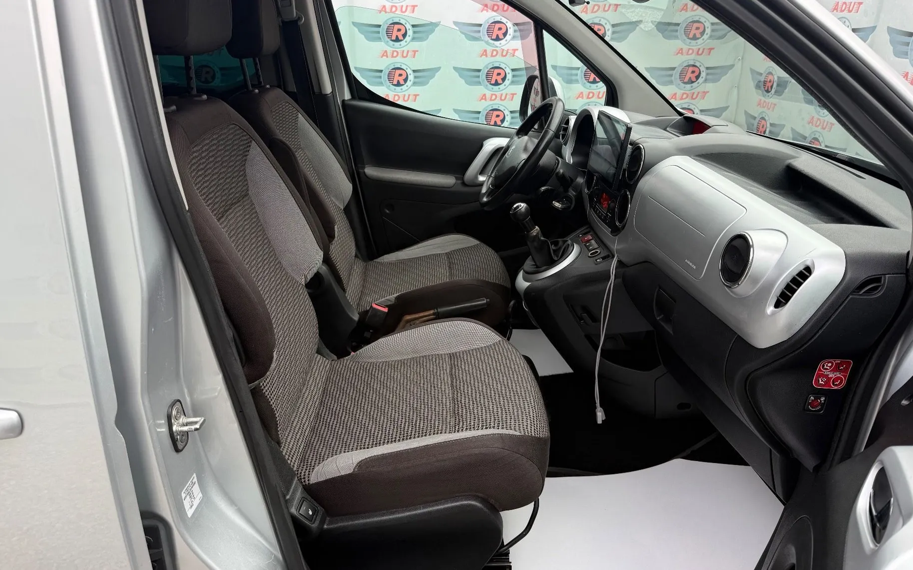 Zunanja slika - Peugeot Partner - 1.6HDi|NOVE ZIMSKE GUM|CAM|PARKSENZ|GRETJ.SEDEŽEV| - 11