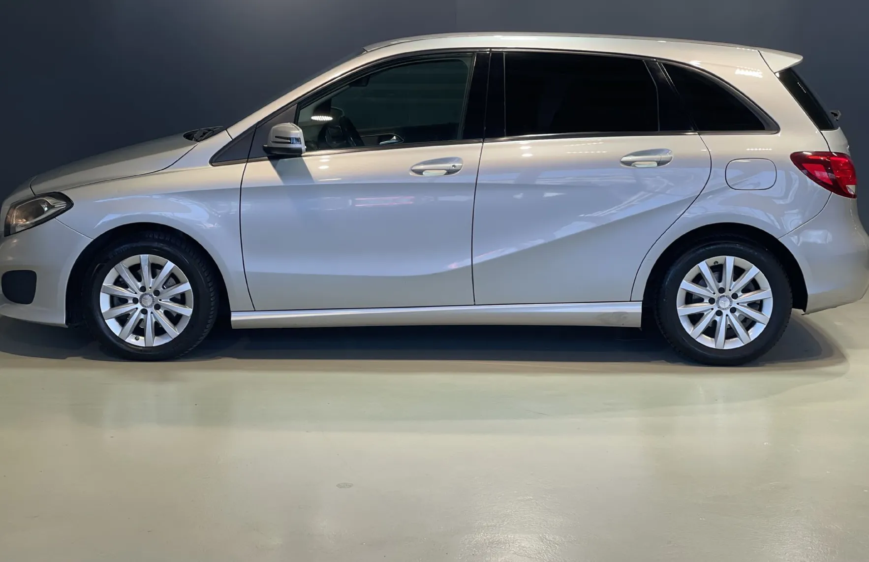 Zunanja slika - Mercedes-Benz B-Razred - B200CDI-NAVIGACIJA-TEMPOMAT-MULTIFUNKCIJA-KAMERA - 4