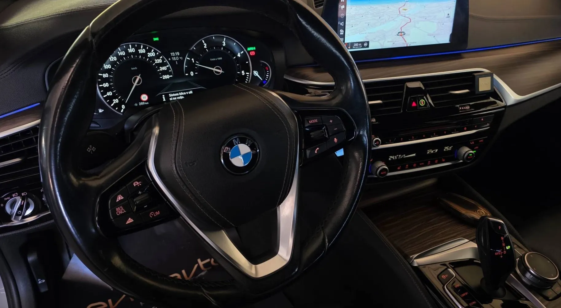 Notranja slika - BMW serija 5 Touring: - 520d Touring Avt.Luxury Line  Head-Up display - 14