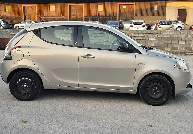 Zunanja slika - Lancia Ypsilon - 0.9 TwinAir + AUTOMATIC + IT DOK + EXTRA CENA - 4