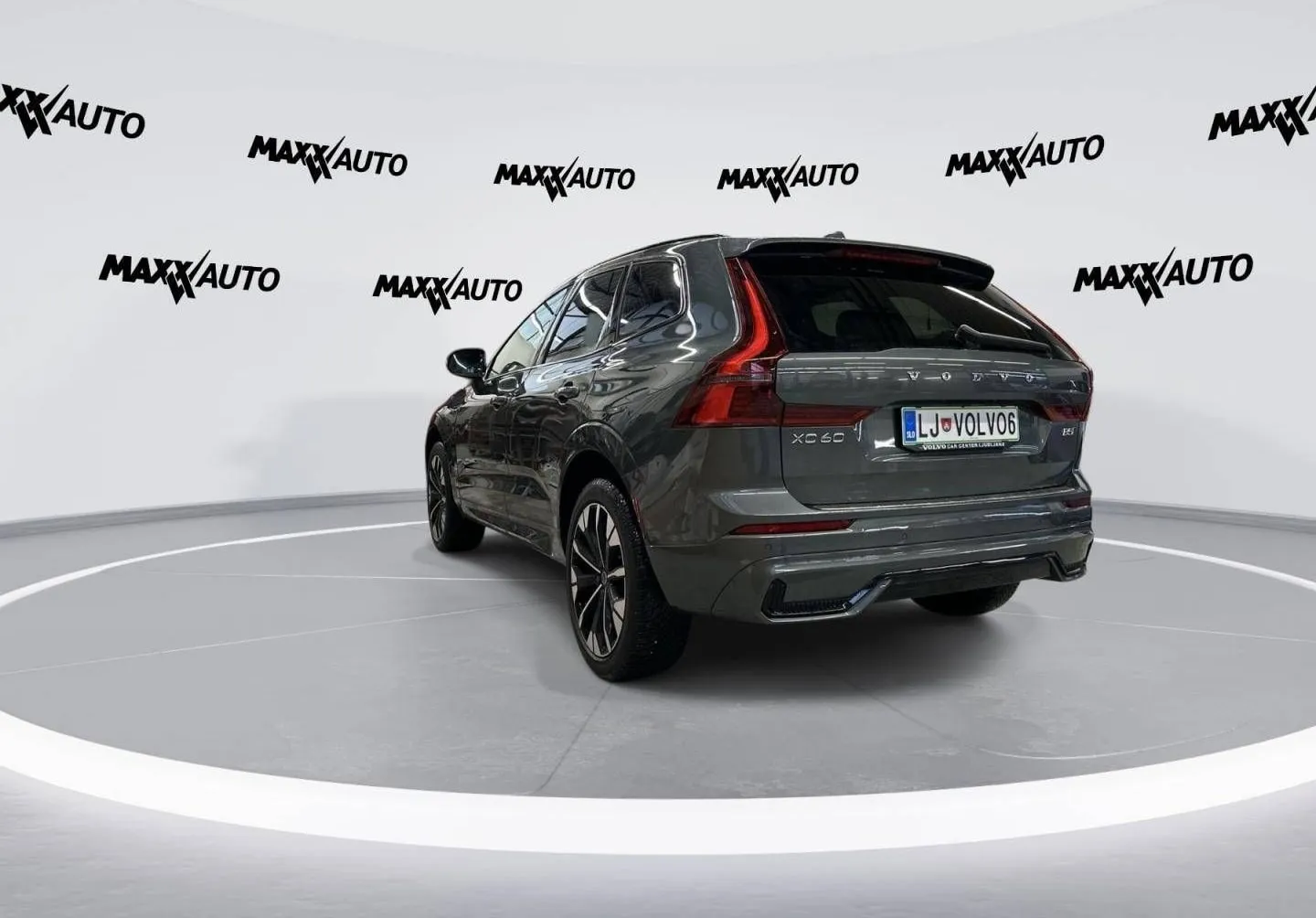 Notranja slika - Volvo XC60 - B5 P AWD Plus Dark... - 7