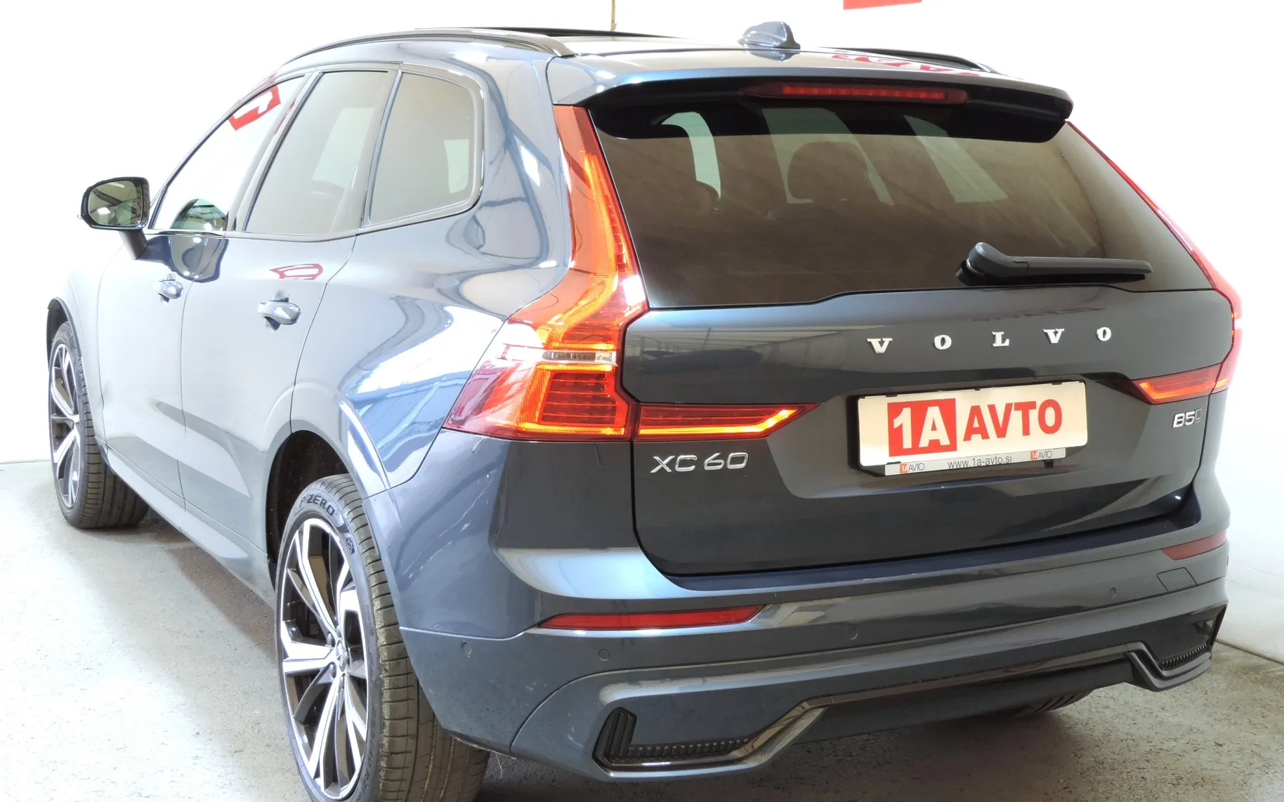 Zunanja slika - Volvo XC60 - B5P AWD Ultimate Dark Avt. LED-KAMERE 360-PANORAMA - 7