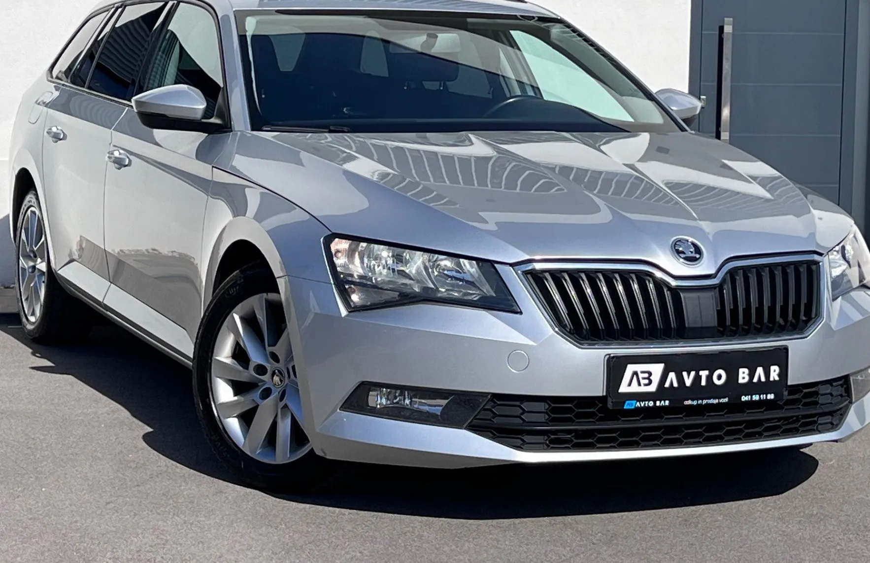 Zunanja slika - Škoda Superb - 2.0 TDI+ALU+TEMP+USB - 3