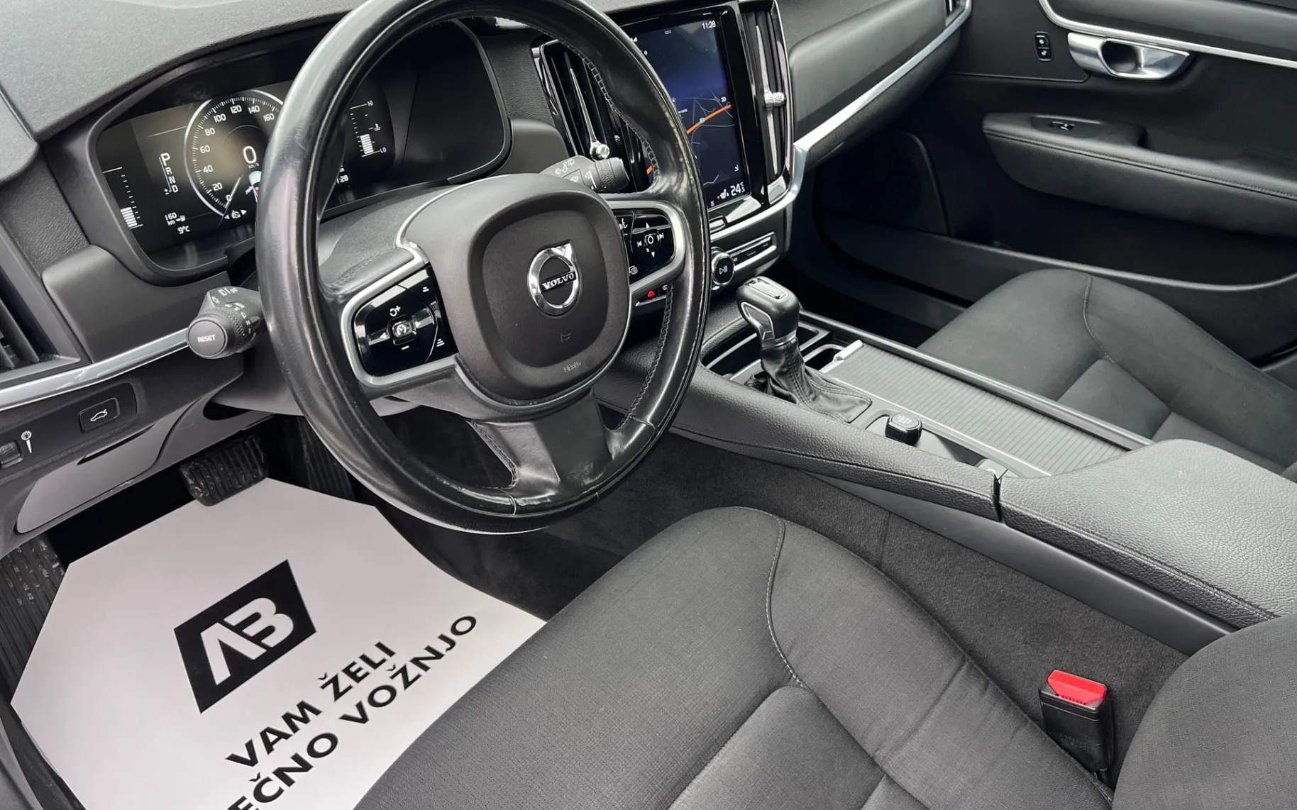 Notranja slika - Volvo V90 - 2.0D+ACC+FULL LED++NAVI+PDC+KLJUKA+NOVE PNEVMATI - 10