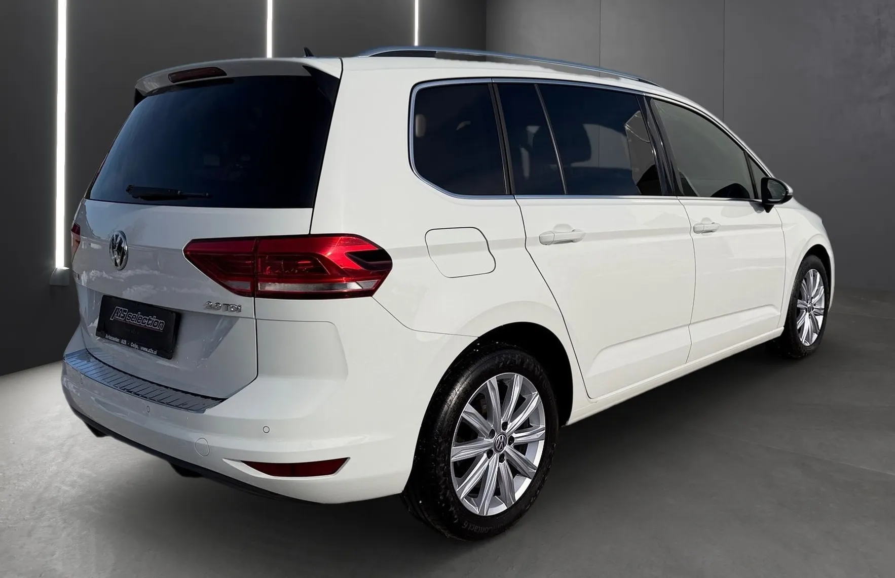 Zunanja slika - VW Touran - 2.0 TDI BMT Highline 110  150 -SLO-High LED-Masa - 2