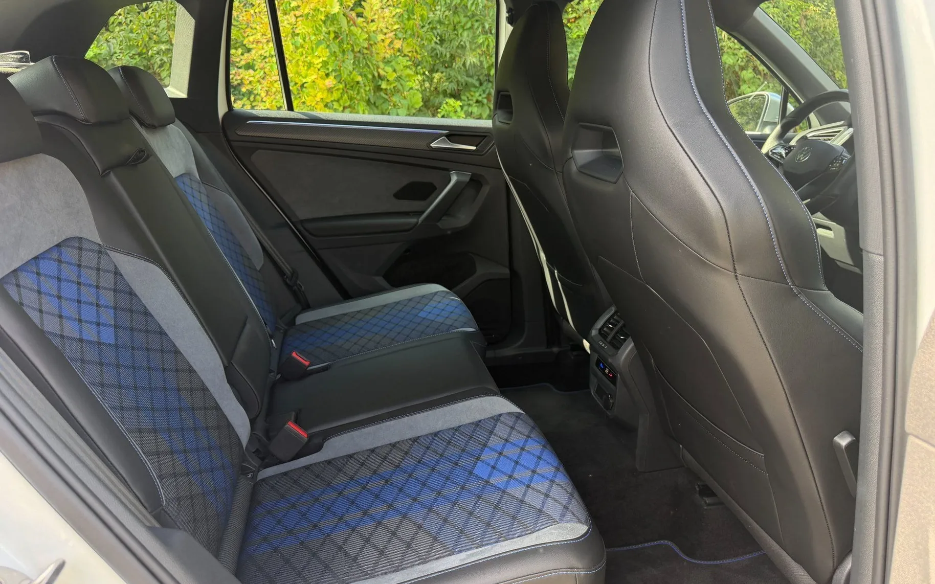 Notranja slika - Volkswagen Tiguan - R 4Motion 2.0 TSI DSG|320hp|33.000km|DCC|IQ|TOP - 11