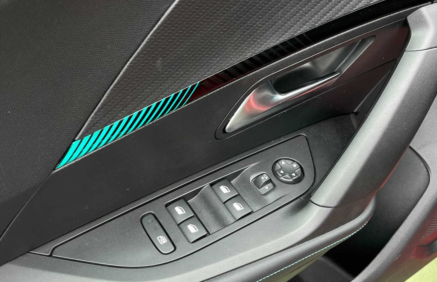 Zunanja slika - Peugeot 2008 - reTech 100 Allure Pack LED. 180° POGLED. NAVI. SLO - 10
