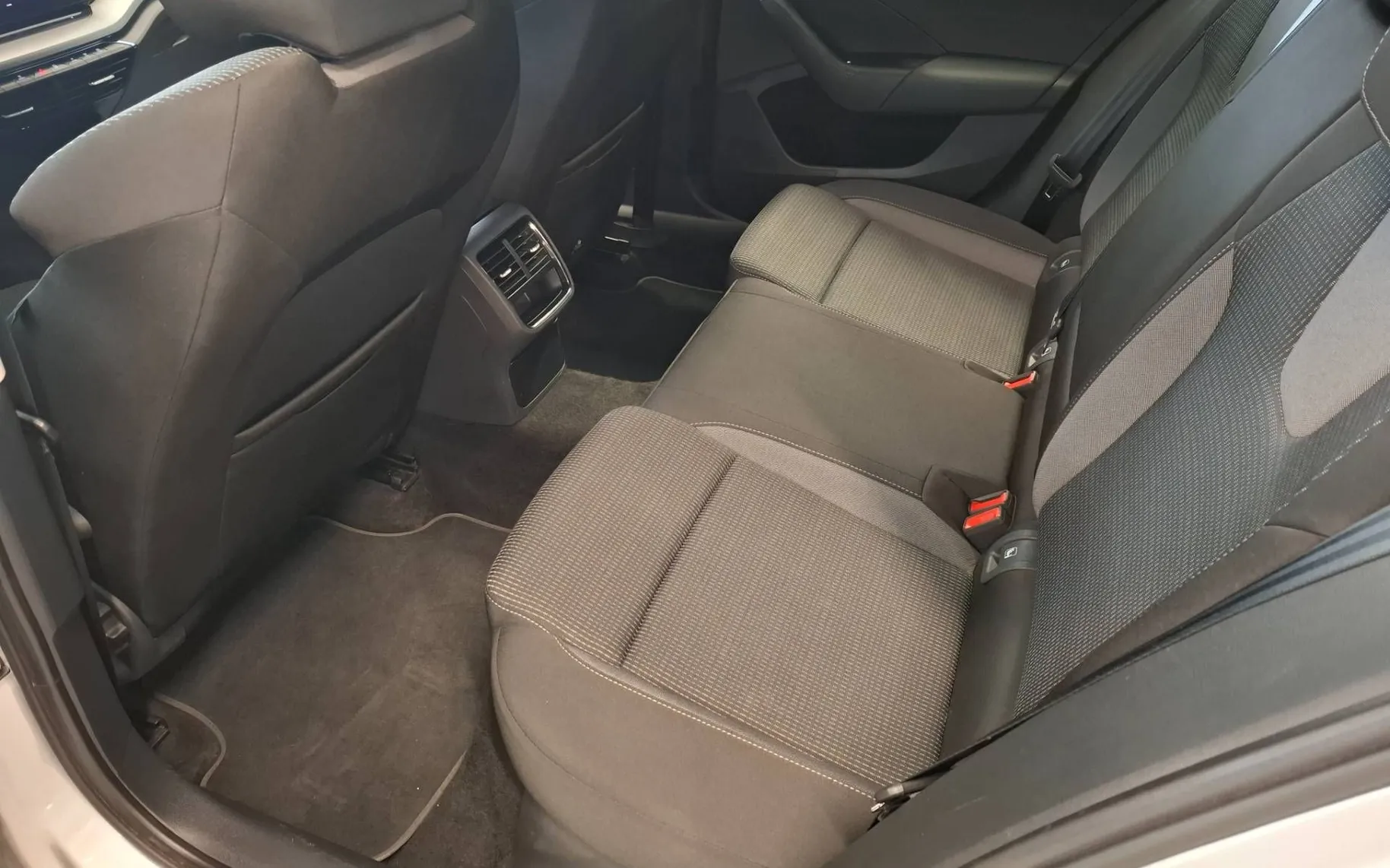 Notranja slika - Škoda Octavia - Combi 2.0 TDI DSG-ACC-NAVI-VIRTUAL-PDC-FULL LED- - 8