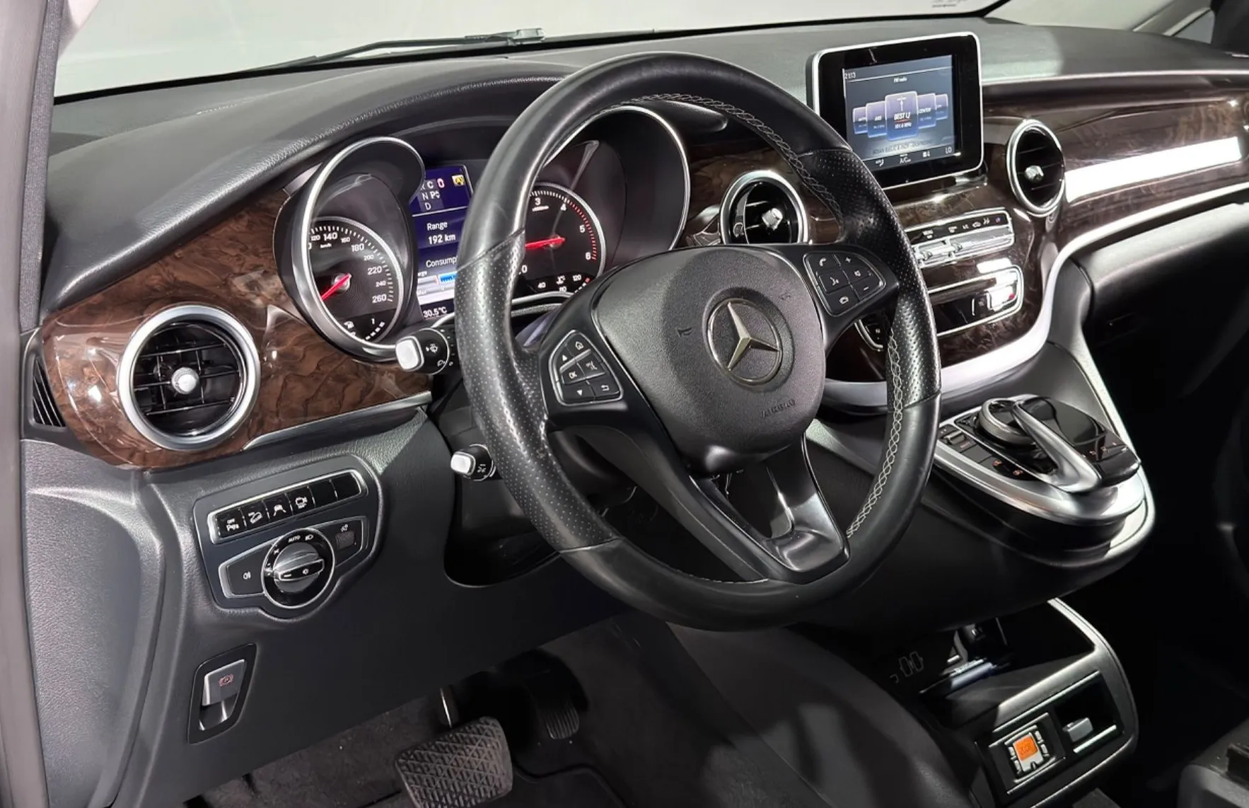 Zunanja slika - Mercedes-Benz V-Razred - 250d 4MATIC - 360 KAM. - LINE ASS. - AKTIVNI TEMP - 7