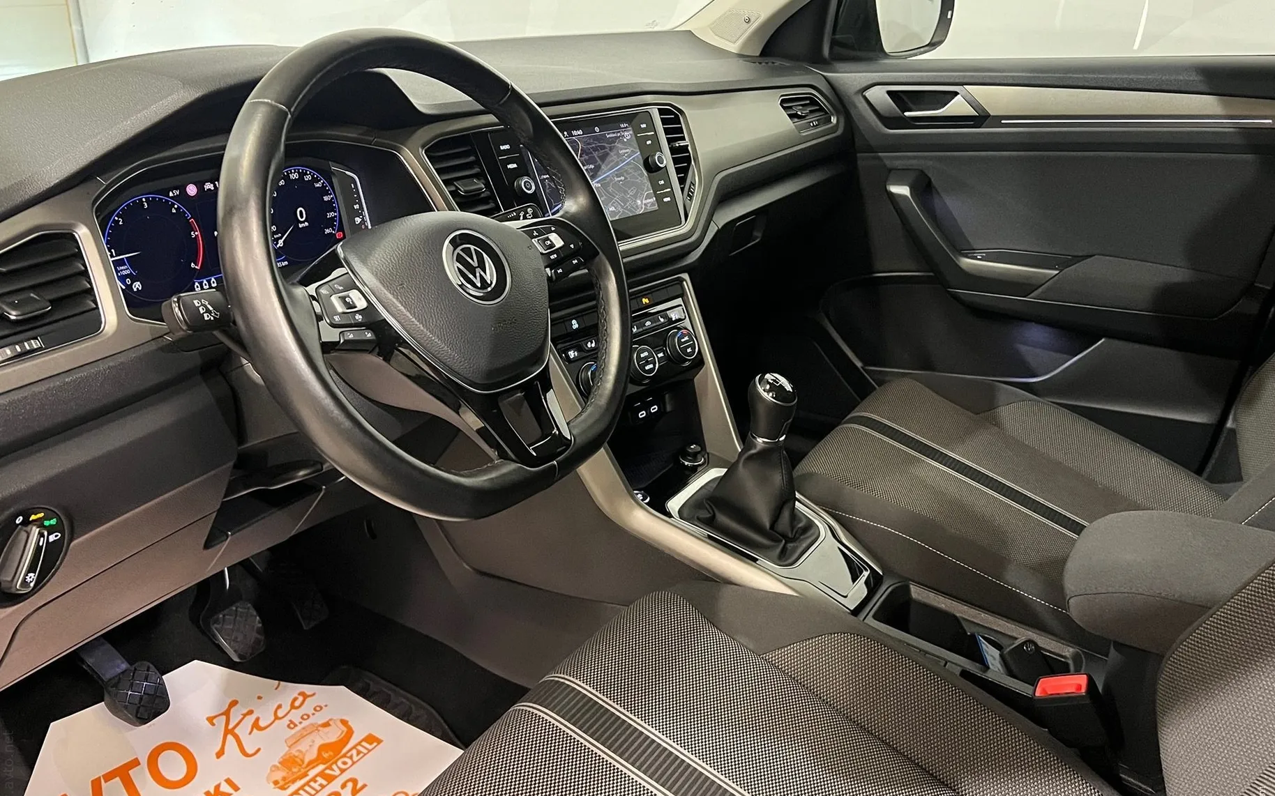 Notranja slika - VW T-Roc - 2.0 TDI-XENON-LED-VIRTUAL-ACC-KAMERA-NAV-MRTVI K - 25