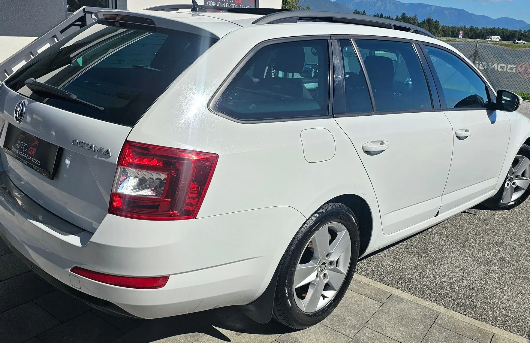 Zunanja slika - Škoda Octavia - Combi 1.6 TDI -PANORAMA-KAMERA-PDC-ODLIČNA-KREDIT - 5
