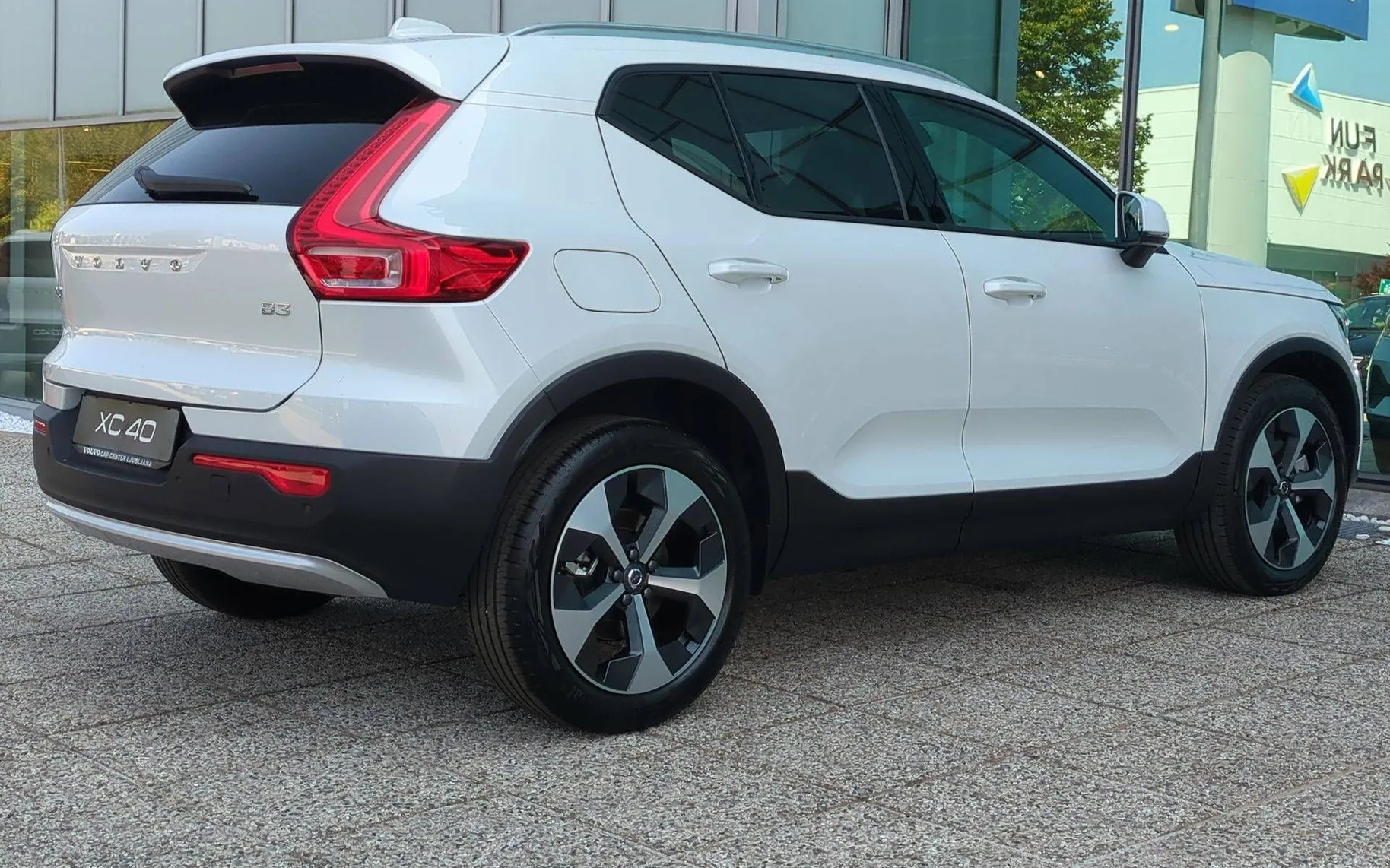 Zunanja slika - Volvo XC40 - B3 P Core AT DCT 3 leta garancije + 3 servisi... - 5