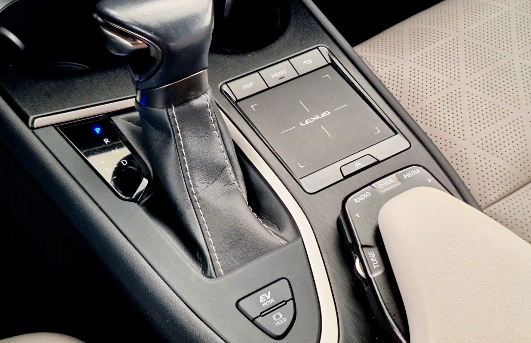 Zunanja slika - Lexus UX - 250h AWD Lury Mark Levinson•KAM360•MEMORY•ACC• - 16