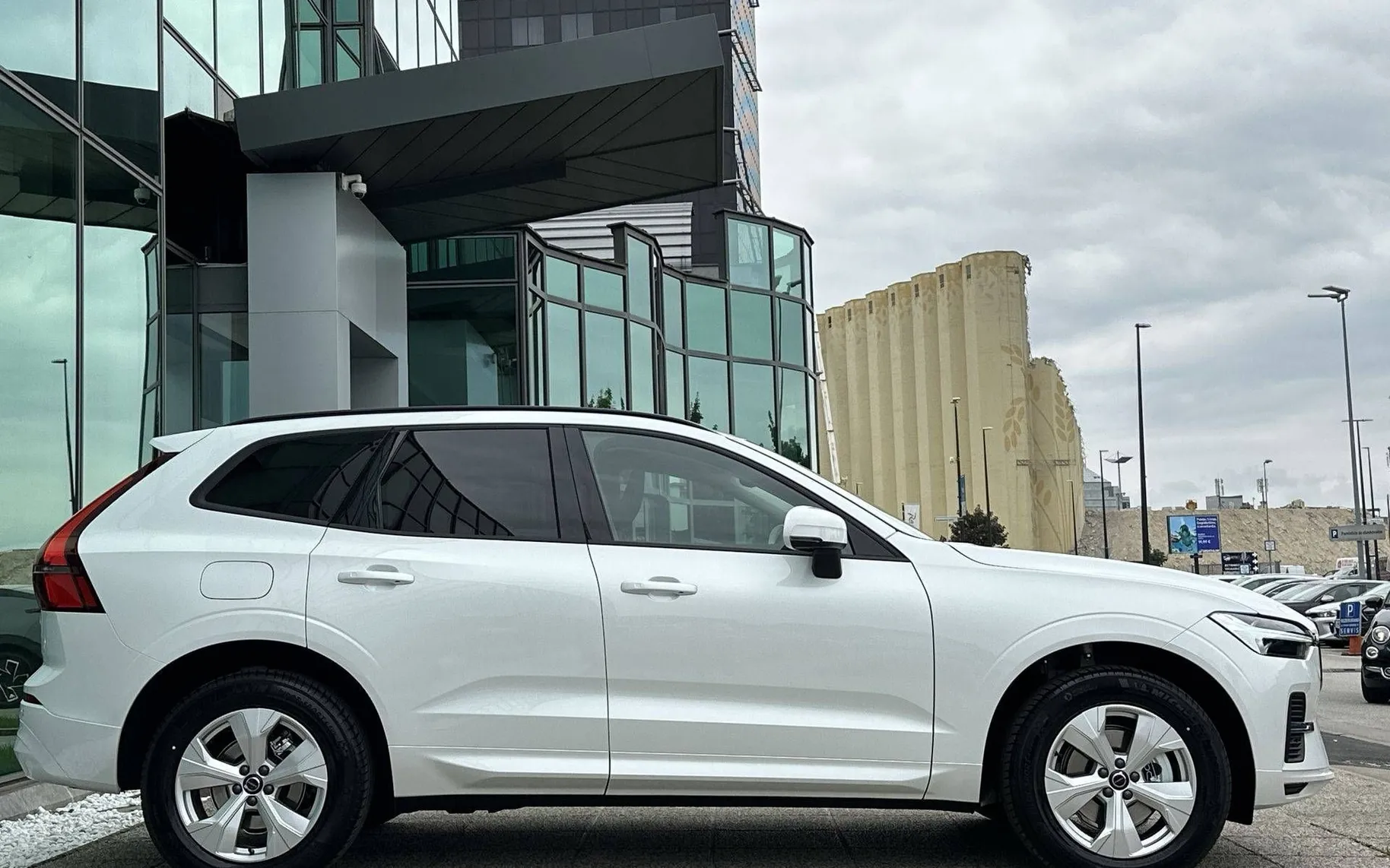 Zunanja slika - Volvo XC60 - B5  P  Core AT AWD 3 leta garancije + 3 servisi... - 4
