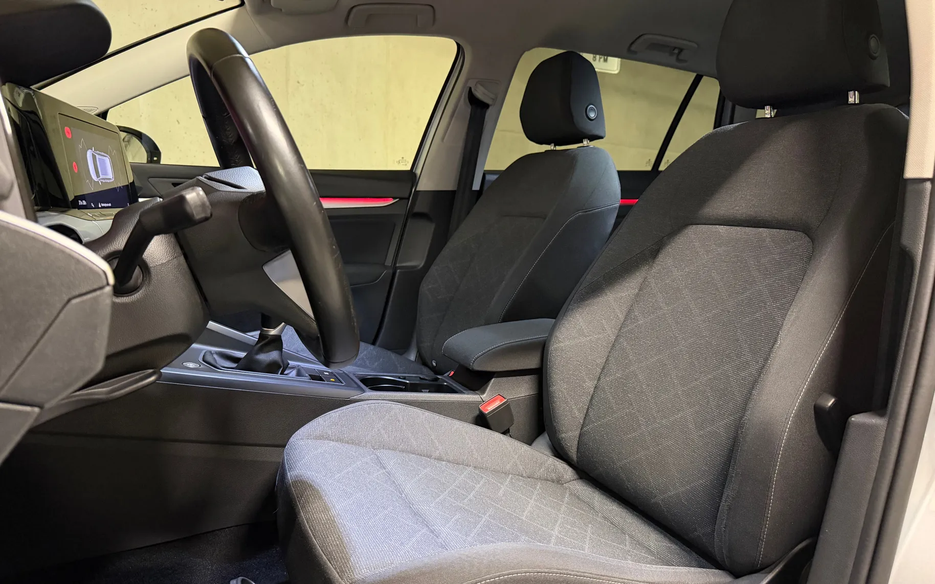 Notranja slika - Volkswagen Golf - Volkswagen  Variant 2.0 TDI VIRTUAL ACC AMBIENT LANE KEYLESS - 9