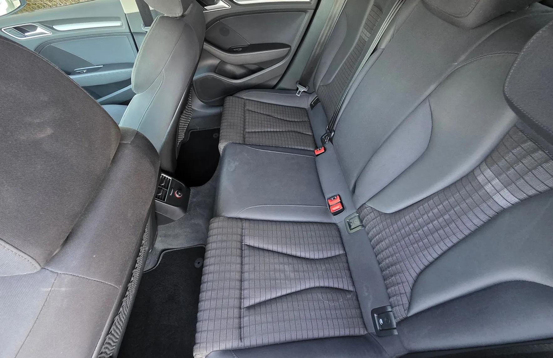 Zunanja slika - Audi A3 - 1.6 TDI BI-XENON-RADAR-NAVI-ALU PLATIŠČA-PDC - 14