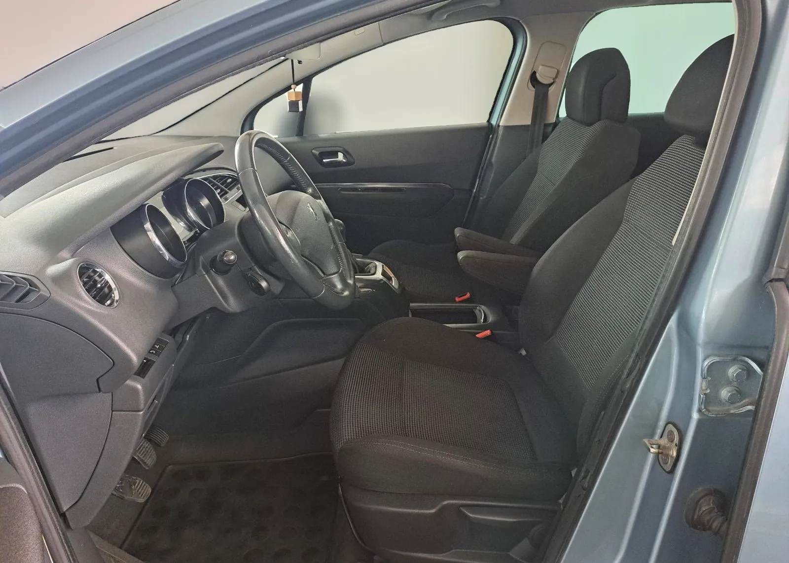 Notranja slika - Peugeot 5008 - 1.6 HDi-ODLIČEN-GARANCIJA-SLOVENSKO POREKLO - 10