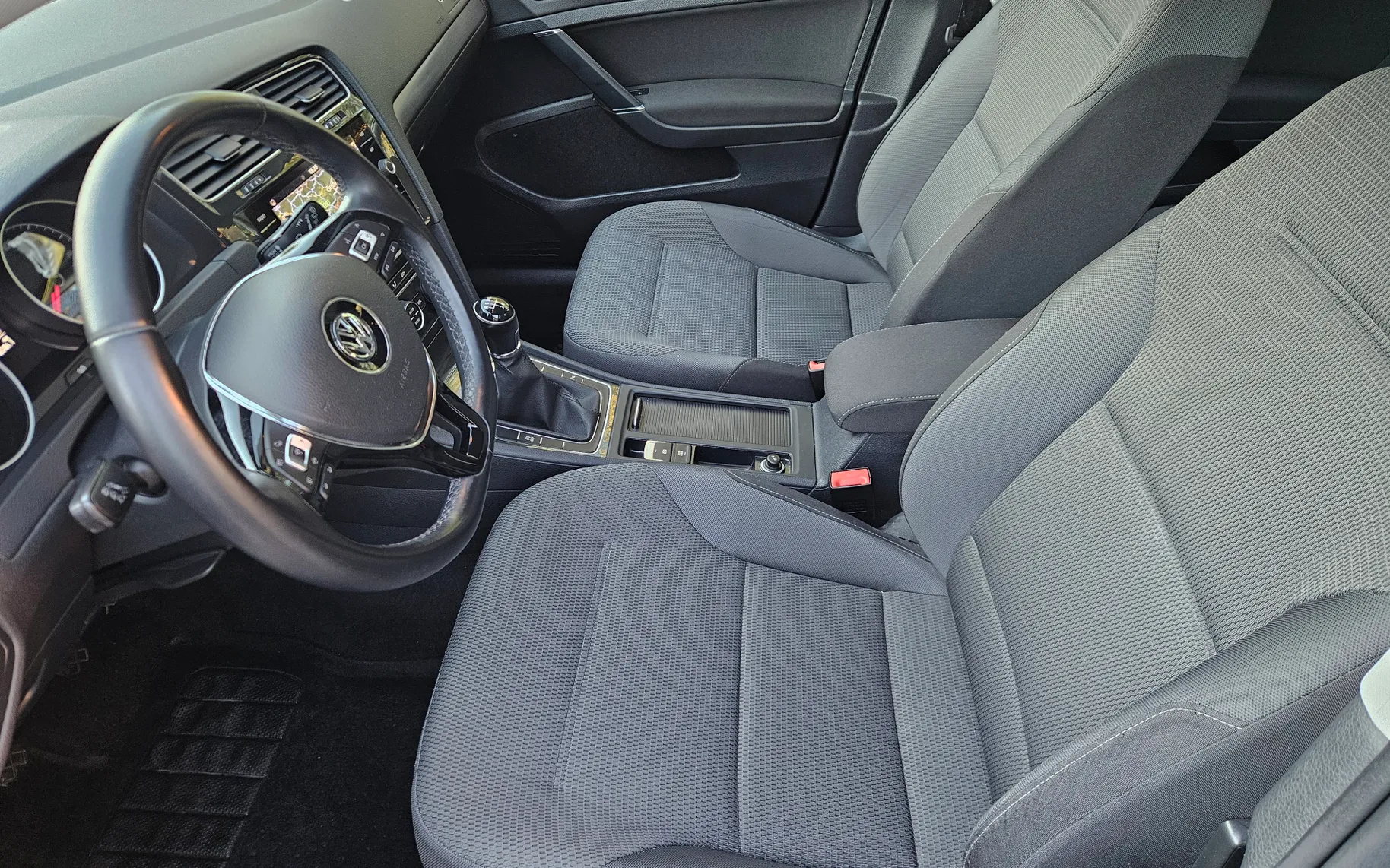 Notranja slika - Volkswagen Golf - 1,6 TDI BMT Comfortline - 8