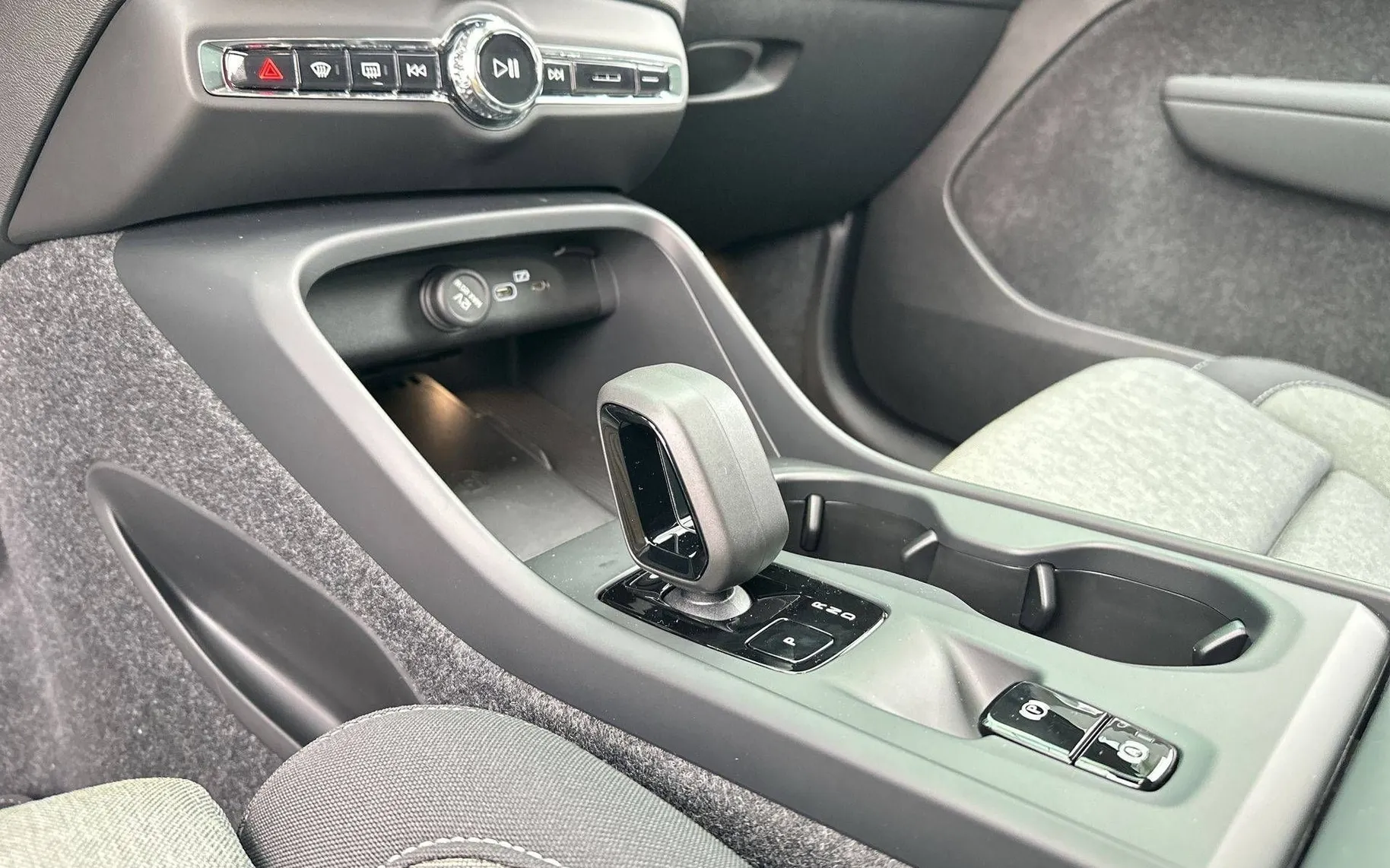 Notranja slika - Volvo XC40 - B3 P Core AT DCT 3 leta garancije + 3 servisi... - 19