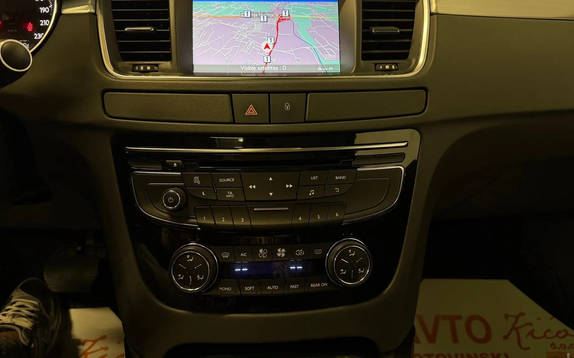 Notranja slika - Peugeot 508 - RXH Hybrid4 2.0 HDi-4X4-BI-XENON-NAVI-PDC-F1-TEMPO - 12