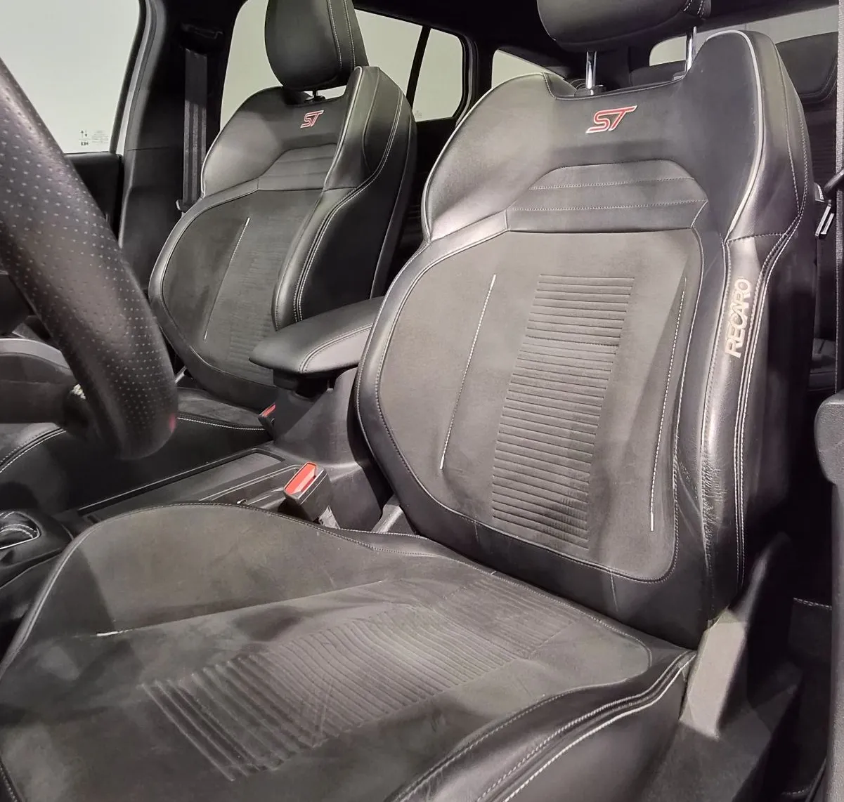 Zunanja slika - Ford Focus - 2.0TDCi ST NAVI PANO RECARO KAM LED - 13