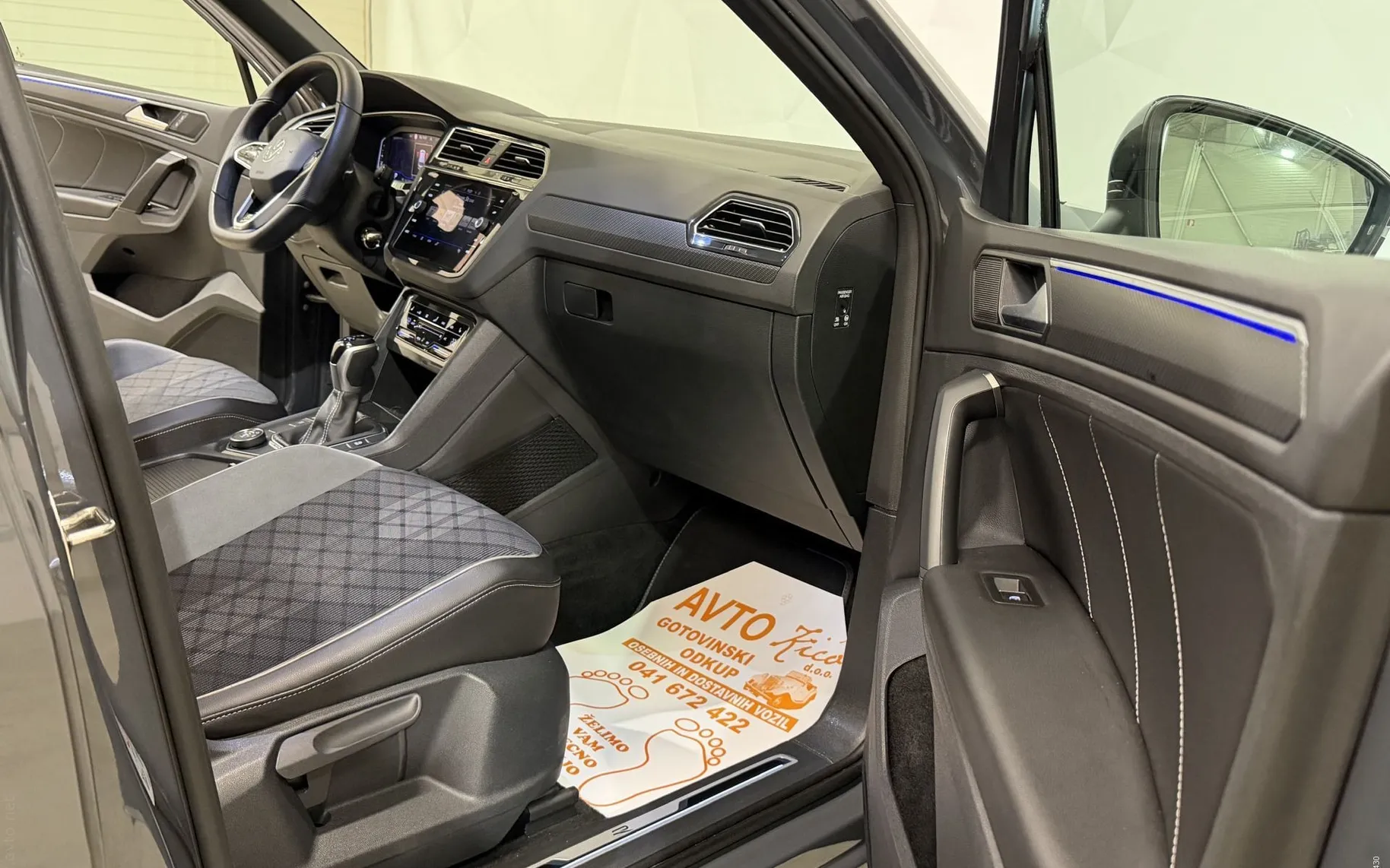 Notranja slika - VW Tiguan - 2.0 TDI-4X4-R-LINE-ACC-VIRTUAL-IQ-KAMERA-NAVI-F1.. - 12