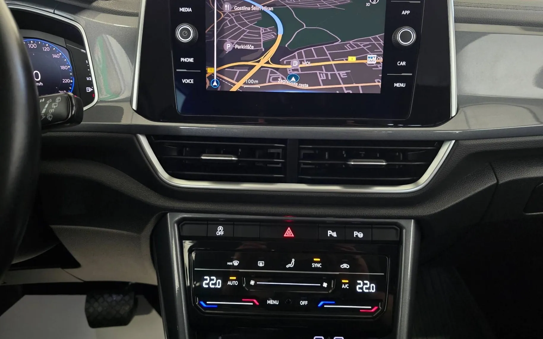 Notranja slika - Volkswagen T-Roc - 2.0 TDI BMT Style DSG - IQ Light.alcantara.kamera - 14