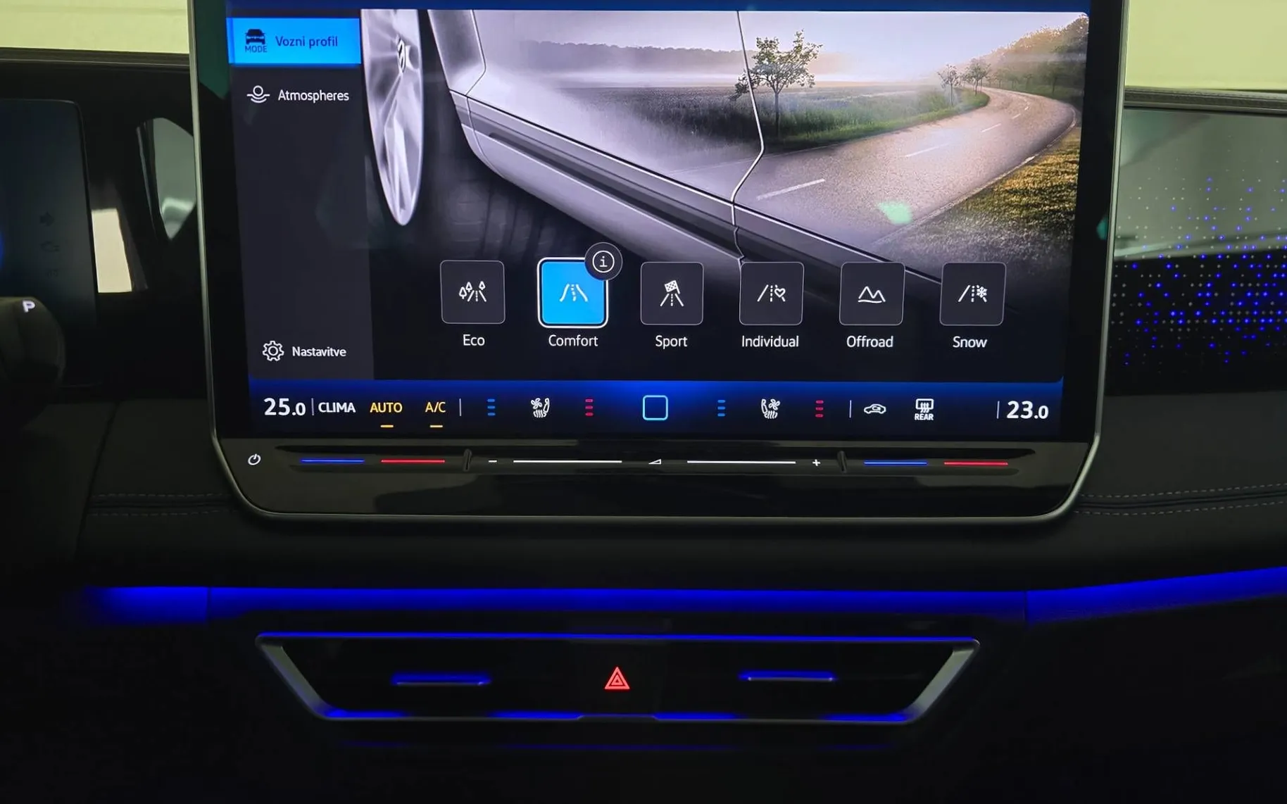 Notranja slika - Volkswagen Tiguan - 4motion 2.0 TDI BMT R-Line DSG - VSA MOŽNA OPREMA - 17