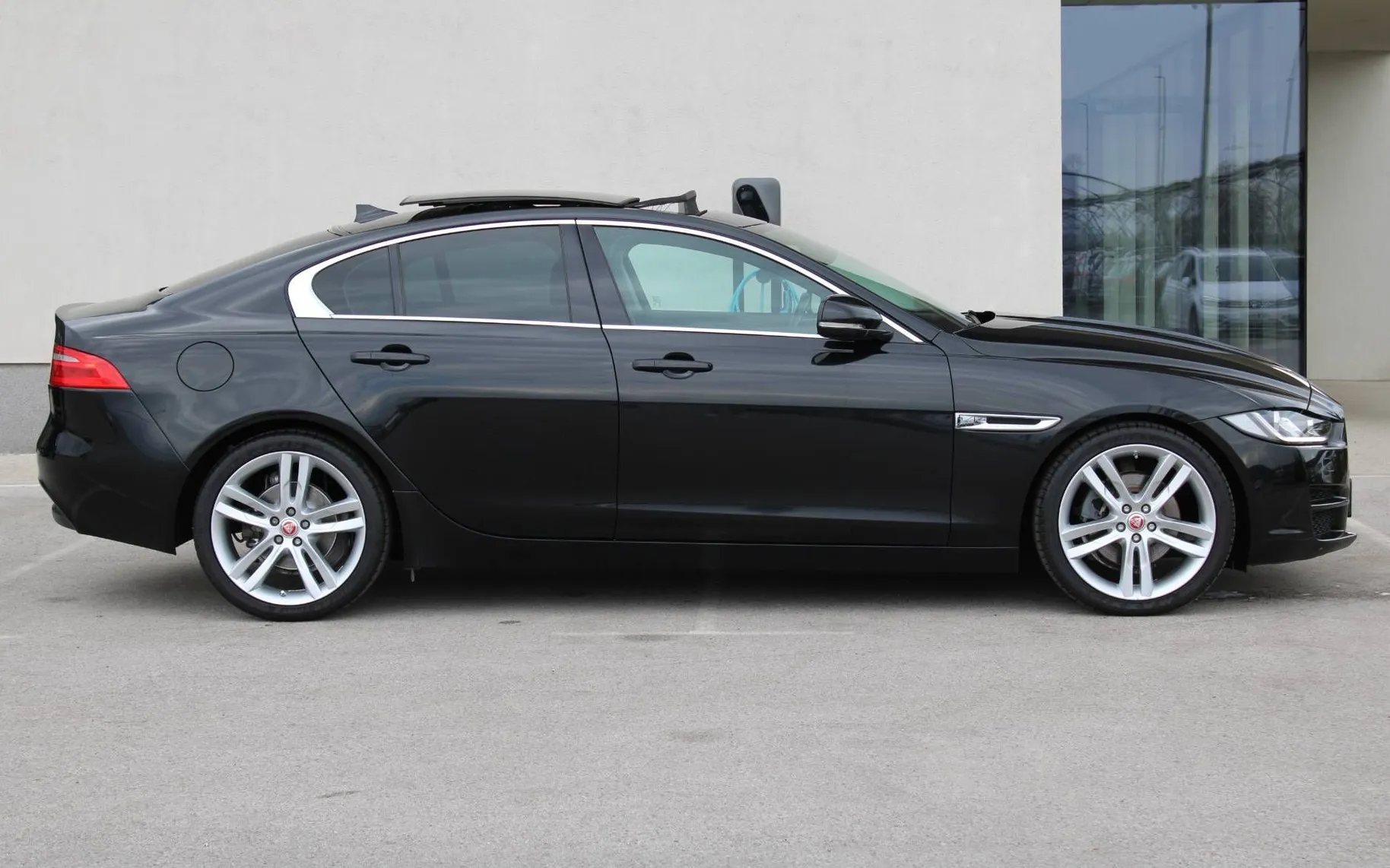 Zunanja slika - Jaguar XE - 2.0D 180PS R-Sport AUT PANO AKT TEMPO GRET SED - 6