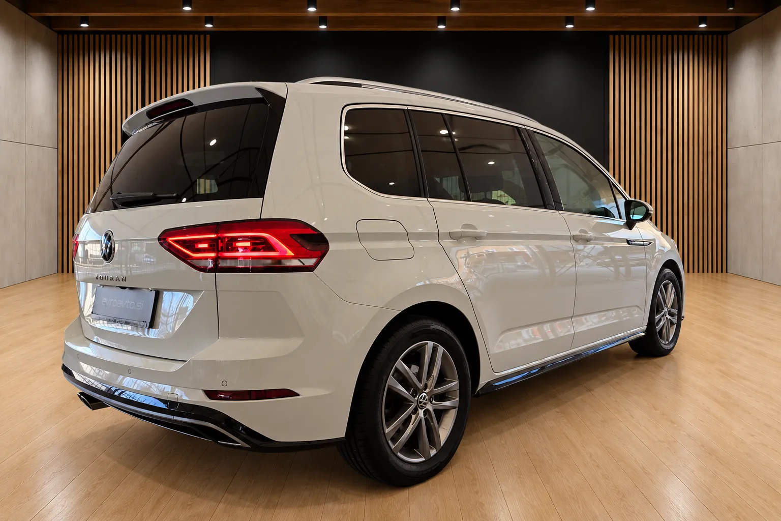 Zunanja slika - Volkswagen Touran - 2.0 TDI R-Line DSG 1.Lastnik-Slov.poreklo-7 Sedeže - 3